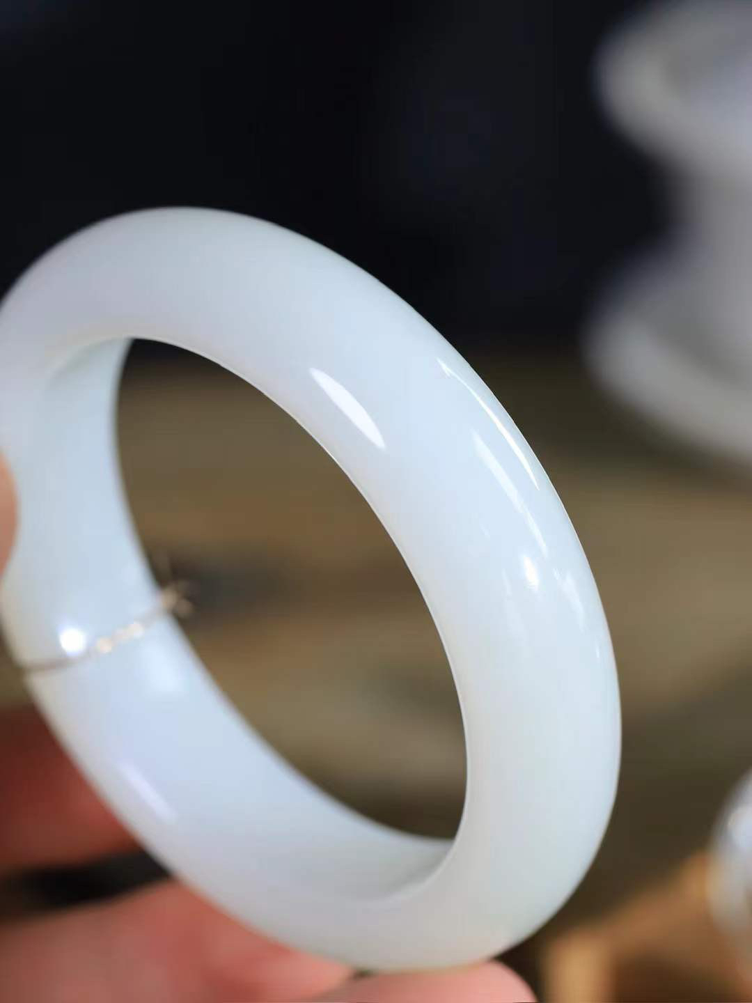 【腕间柔情.手镯】   

精品和田玉白玉手镯 玉质温润细腻 油性十足 古朴秀雅 轻抚岁月的栏杆软香温玉，腕间玉镯轻轻晃动，令人情动心间，撷一缕月末的芬芳，把心思铺陈，时光静美，惟有你最温柔。重77.8克   尺寸57-15.7-10mm  46302855A