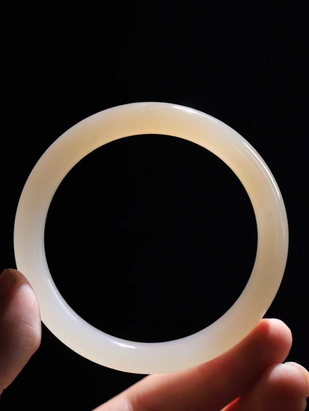 【粉黛.手镯】

精品️和田玉藕粉双色手镯
仙女藕粉手镯
馥郁芬芳 油糯饱满
气质温婉尔雅 甜甜的藕粉色
质地如膏似脂 少女感十足
精工打磨 手感上佳
尺寸57-11-8.2mm 重45克 9347100T