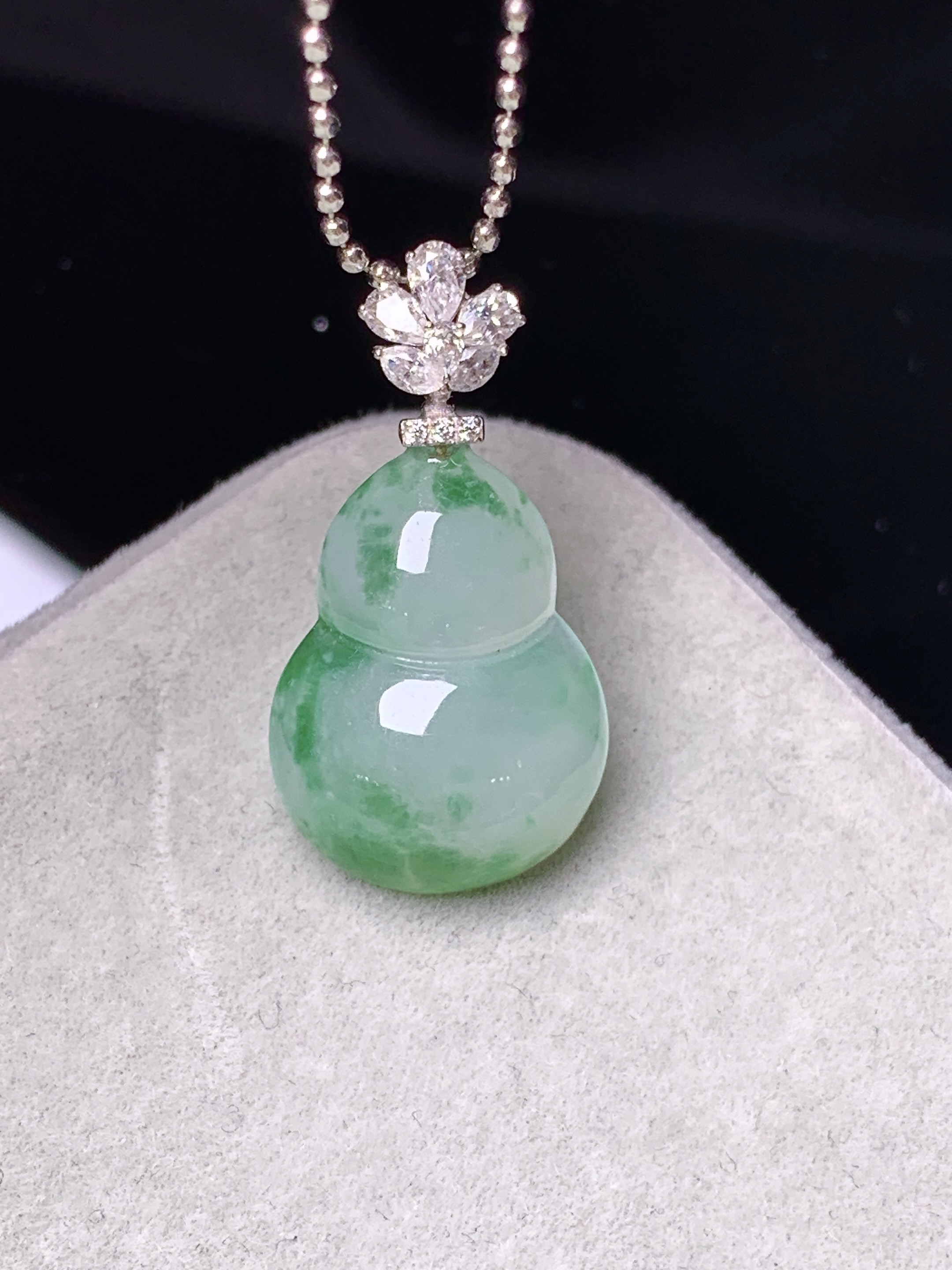 18k金莫桑钻镶嵌飘绿葫芦吊坠 玉质细腻 色泽艳丽清新 水润亮眼 整体尺寸24.3*12.5*5e1