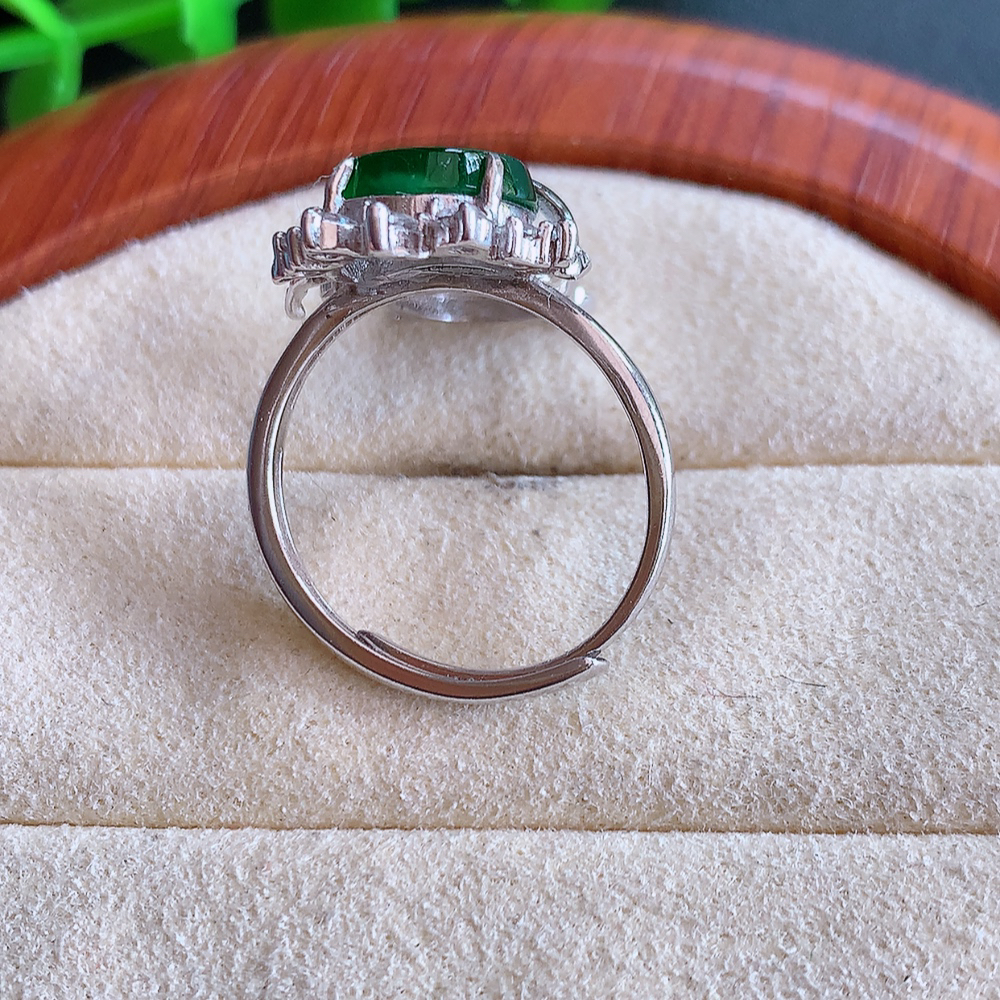 冰润满绿精美翡翠熊猫戒指  玉质细腻  冰清玉润  飘花灵动  颜色漂亮  W502.31  内径尺寸：17-21.5-5.6mm  裸石尺寸：9.2mm