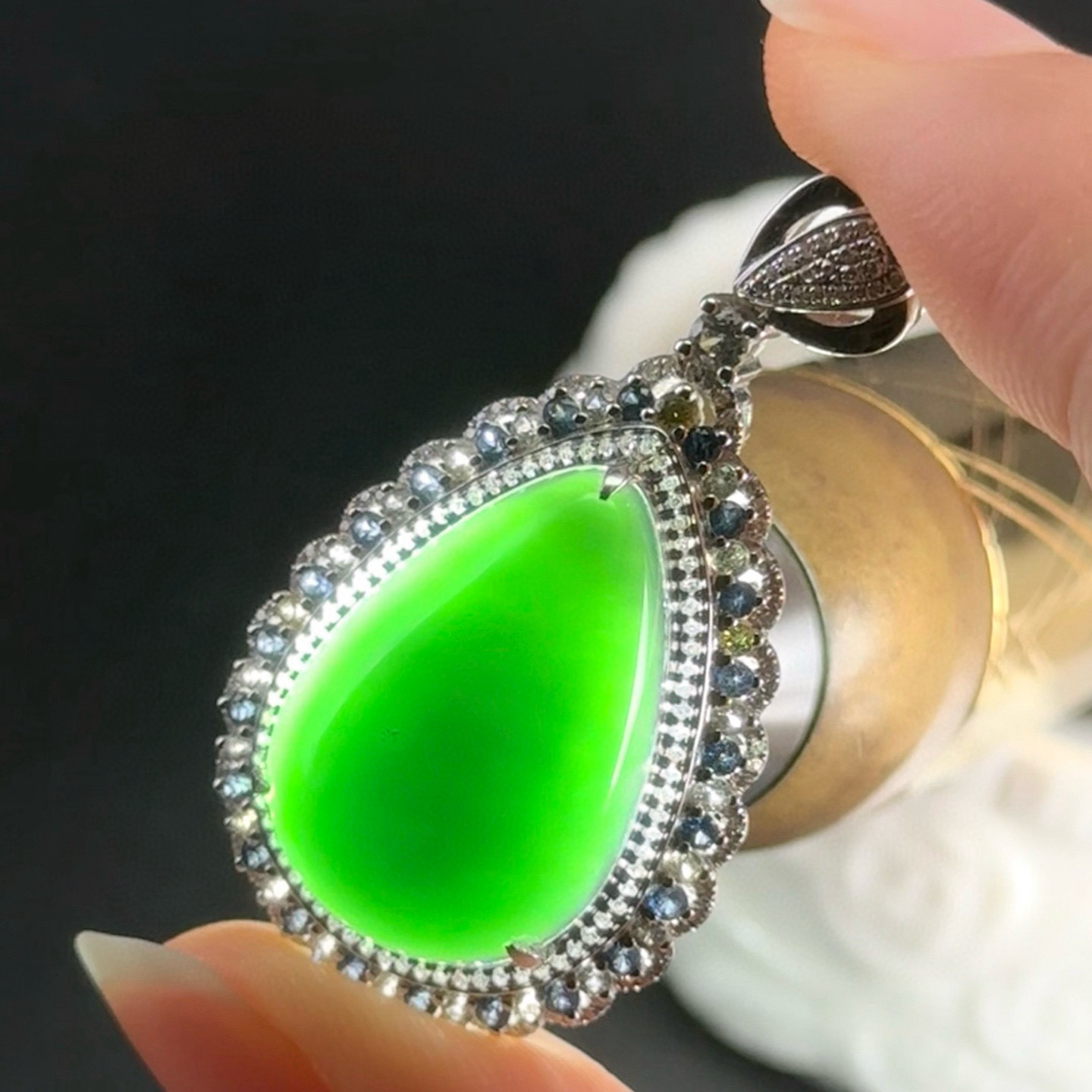 精品18k墨翠水滴吊坠 种好色正 黑度极好 打灯通透 油性十足