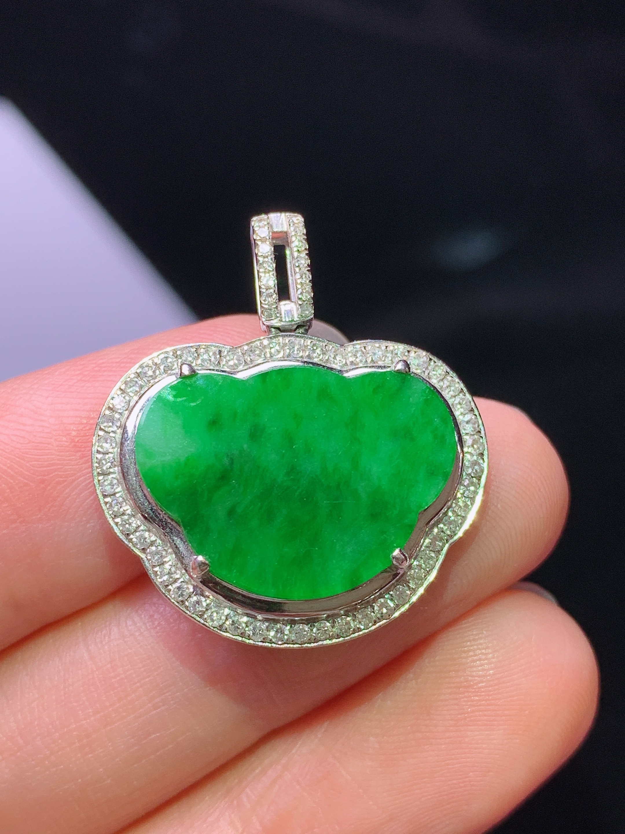 18k金钻镶嵌翠绿如意头吊坠 玉质细腻 色泽艳丽清新 水润亮眼 整体尺寸25.6*22.8*6.6m