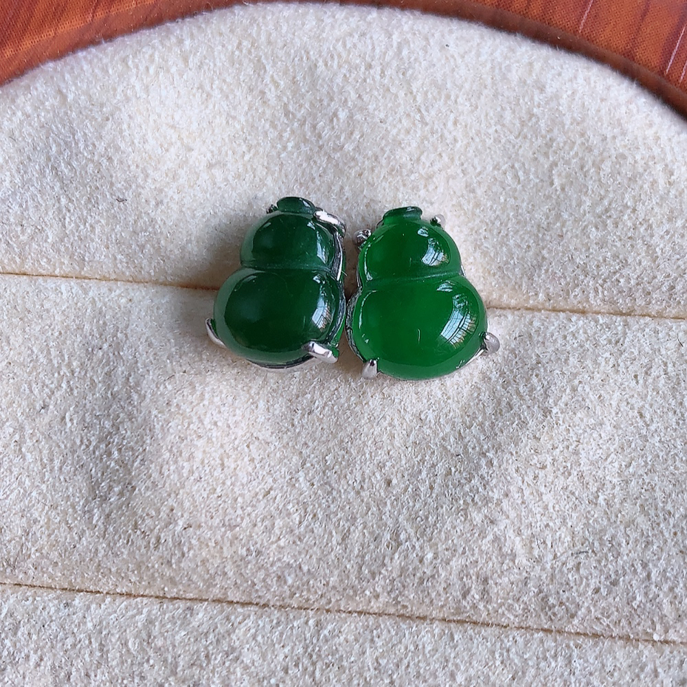 冰满绿翡翠925银镶嵌葫芦耳钉，自然光实拍，翠色灵动，颜色漂亮，种老水足，品相佳，佩戴佳品！W481.31  取一整体尺寸：10-8-4mm  裸石尺寸：10-7.5mm