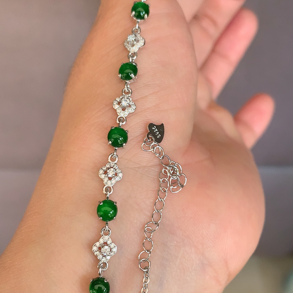 冰润满绿翡翠蛋面手链，水水润润，珠圆玉润，颜色鲜艳，妙明清净，清秀高雅，佩戴效果优雅迷人！性价比超值 W502.31  取一尺寸：5-3.8mm    裸石尺寸：5mm