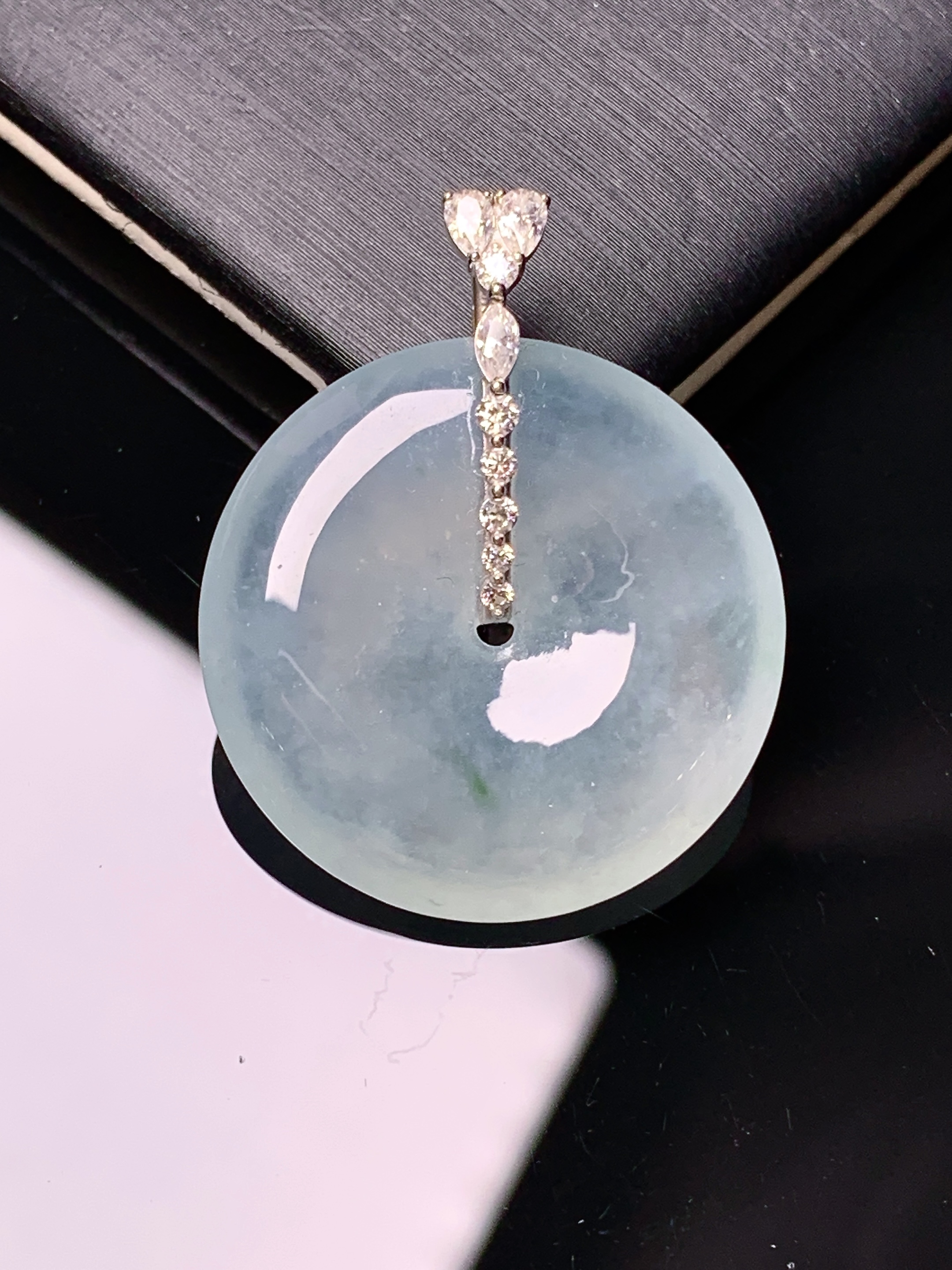 18k金钻镶嵌冰种平安扣吊坠 玉质细腻 色泽艳丽清新 水润亮眼 整体尺寸30*24.2*5.2a2