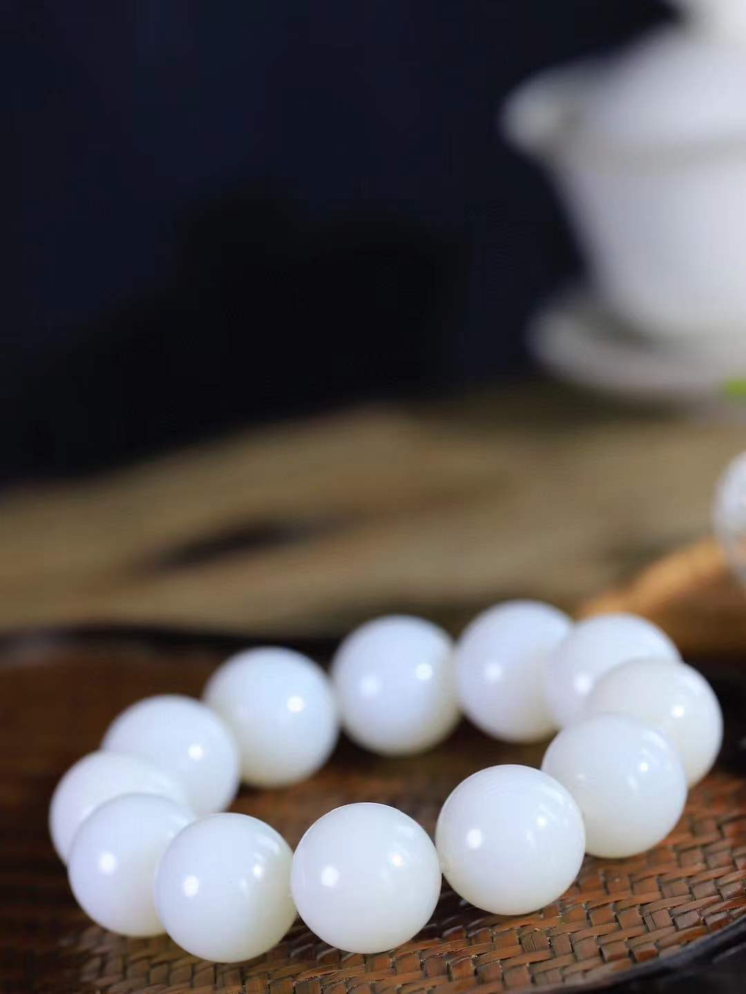 【珠圆玉润.手串】

精品和田玉白玉珠圆玉润手串 玉质温润细腻  整串打磨圆润，佩戴舒适。珠珠落玉盘，间关莺语花底滑，一生美好时光，无论身在何处，都有它相伴相守。事事顺遂，幸福美满，吉祥如意。重109克 尺寸取一18mm  7940178A