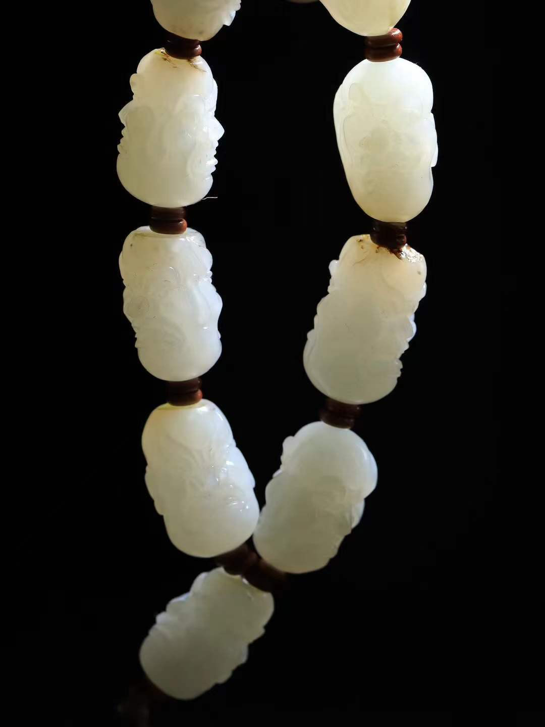 【籽.十八罗汉.手串】

新疆和田籽料罗汉手串，玉质温润细腻 油性十足 精工雕琢 整器雕工精细，刻画生动传神，纹路曲线流畅而富于变化，细致精密，即体现磅礴之势，又萦绕着佛家罗汉之佛禅之像。寓意天海无恙，国泰民安。重83.3克  尺寸取一24.8-16-17.5mm  FDA-11362700