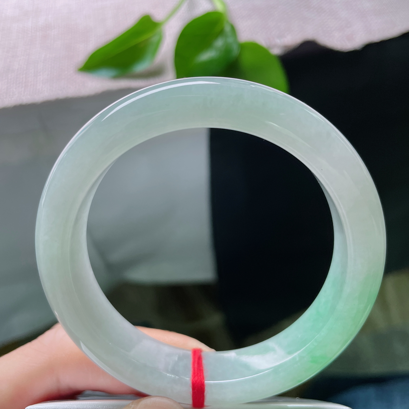 57.1/13.2/9.1飘绿正圈，清雅高级，种老水足厚装大气，端庄优雅。