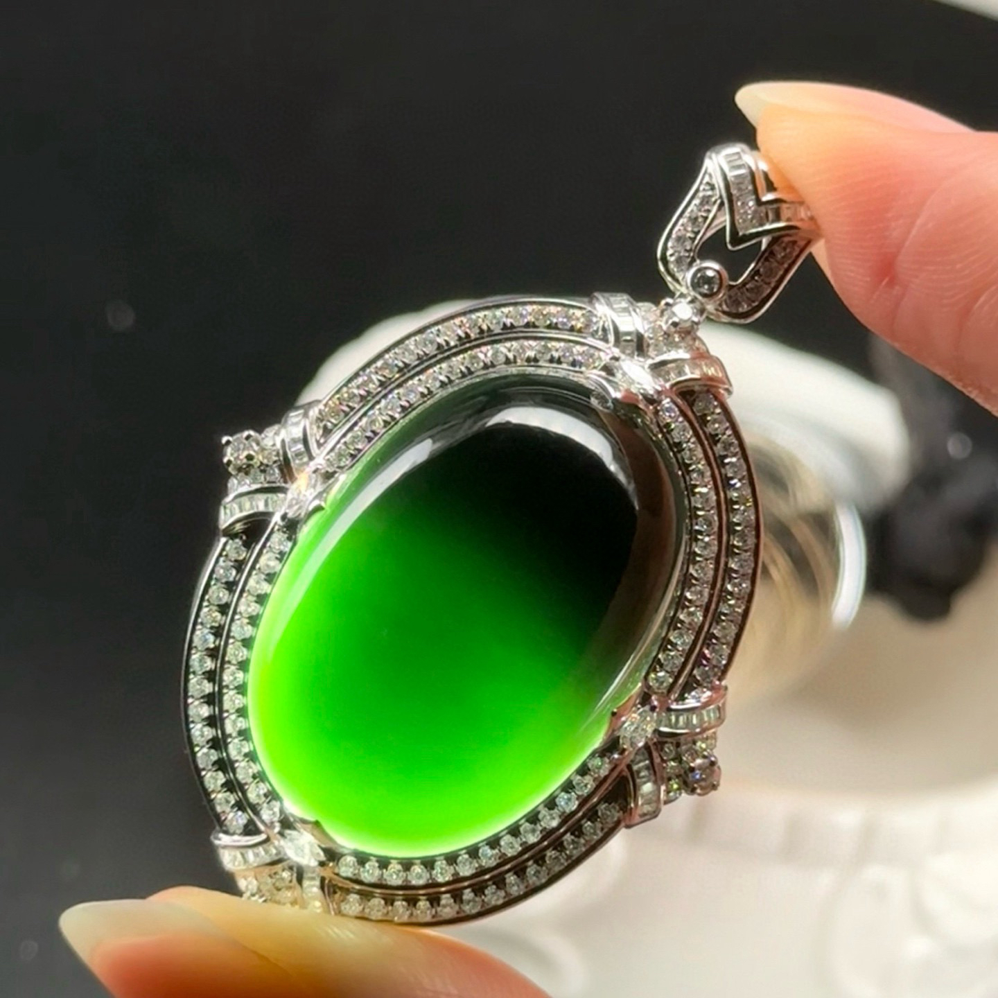 精品豪镶墨翠蛋面吊坠 种好色正 黑度极好 打灯通透 油性十足 尺寸27.5