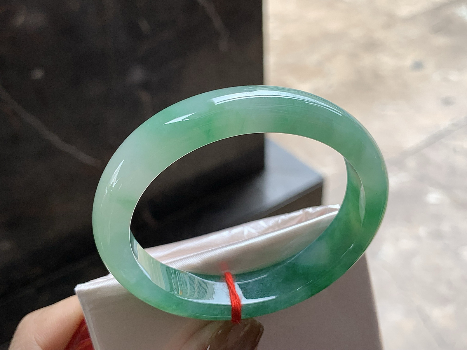 55-12.5-7.7

带色贵妃镯^_^正圈53可以带  颜色鲜艳浓郁 细腻的底子 种水好