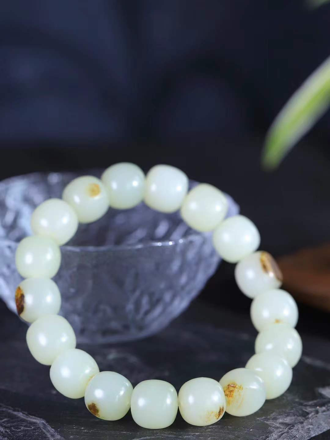 （老型珠.手串）

新疆和田籽料老型珠手串，玉质细腻油润 饱满光滑 质朴无华，悠远简单，人心境界远，百世修炼深，心灵常驻善意持，觉悟人生百世修。重63.8克    尺寸取一12.2-13mm    10352800A