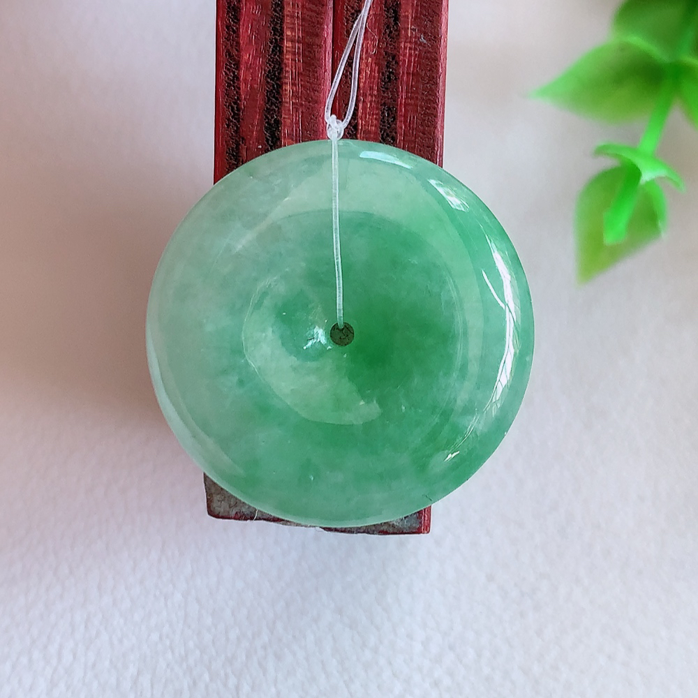 冰润飘绿平安扣吊坠，厚装饱满，冰润剔透，细腻水足，种质润泽，飘花灵动，佩戴优雅大气，W49.31   尺寸：22.8-5.1mm