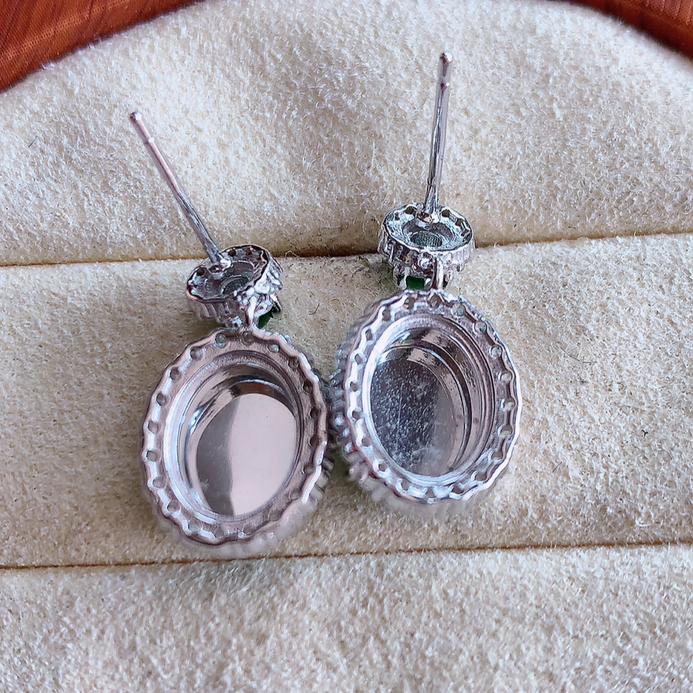 冰满绿翡翠925银镶嵌耳钉，自然光实拍，翠色灵动，颜色漂亮，种老水足，品相佳，佩戴佳品！W502.31  取一整体尺寸：20.3-10.8-6.2mm  裸石尺寸：10-4.8mm