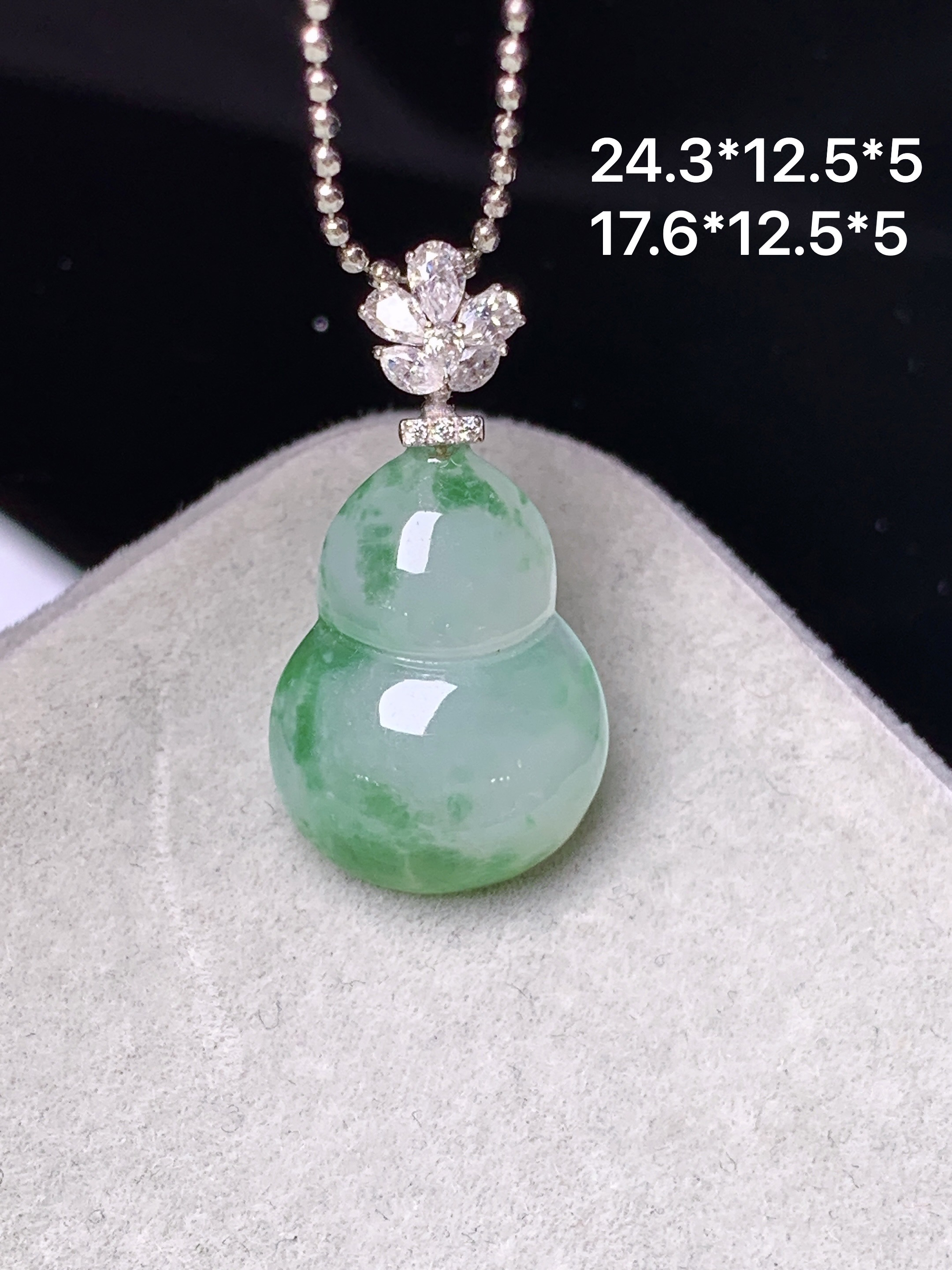 18k金莫桑钻镶嵌飘绿葫芦吊坠 玉质细腻 色泽艳丽清新 水润亮眼 整体尺寸24.3*12.5*5e1