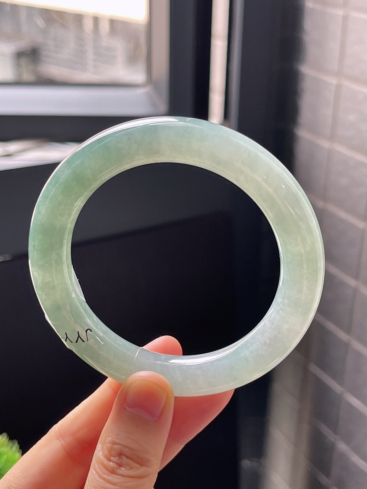 圆镯56.8圈口，翡翠冰糯种淡绿色手镯