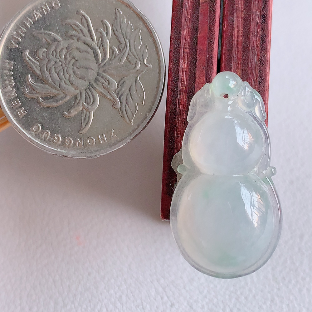 冰润葫芦翡翠吊坠  寓意“福禄双全，加官进爵，财源滚滚” 莹润通透，抱满大气  清新脱俗    W357.31  尺寸：28-15.2-6.2mm