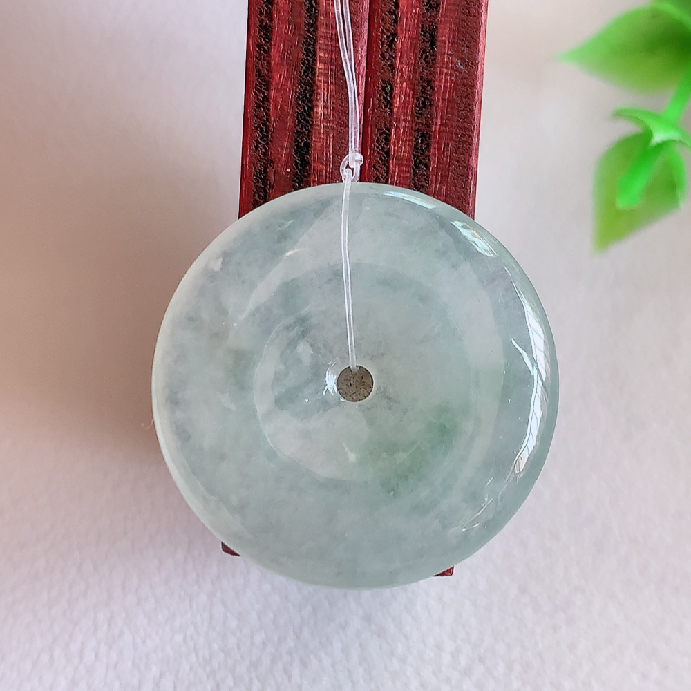 冰润平安扣吊坠，厚装饱满，冰润剔透，细腻水足，种质润泽，飘花灵动，佩戴优雅大气，W49.31   尺