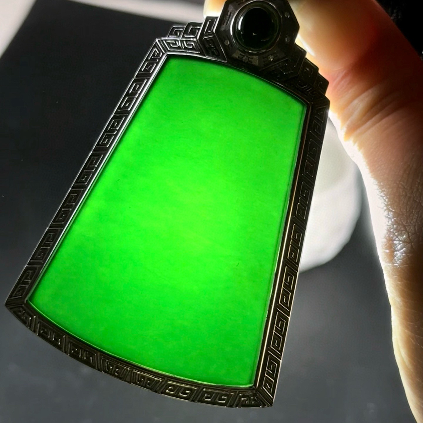 墨翠无事牌 种好色正 黑度极好 打灯通透 油性十足 尺寸70.2