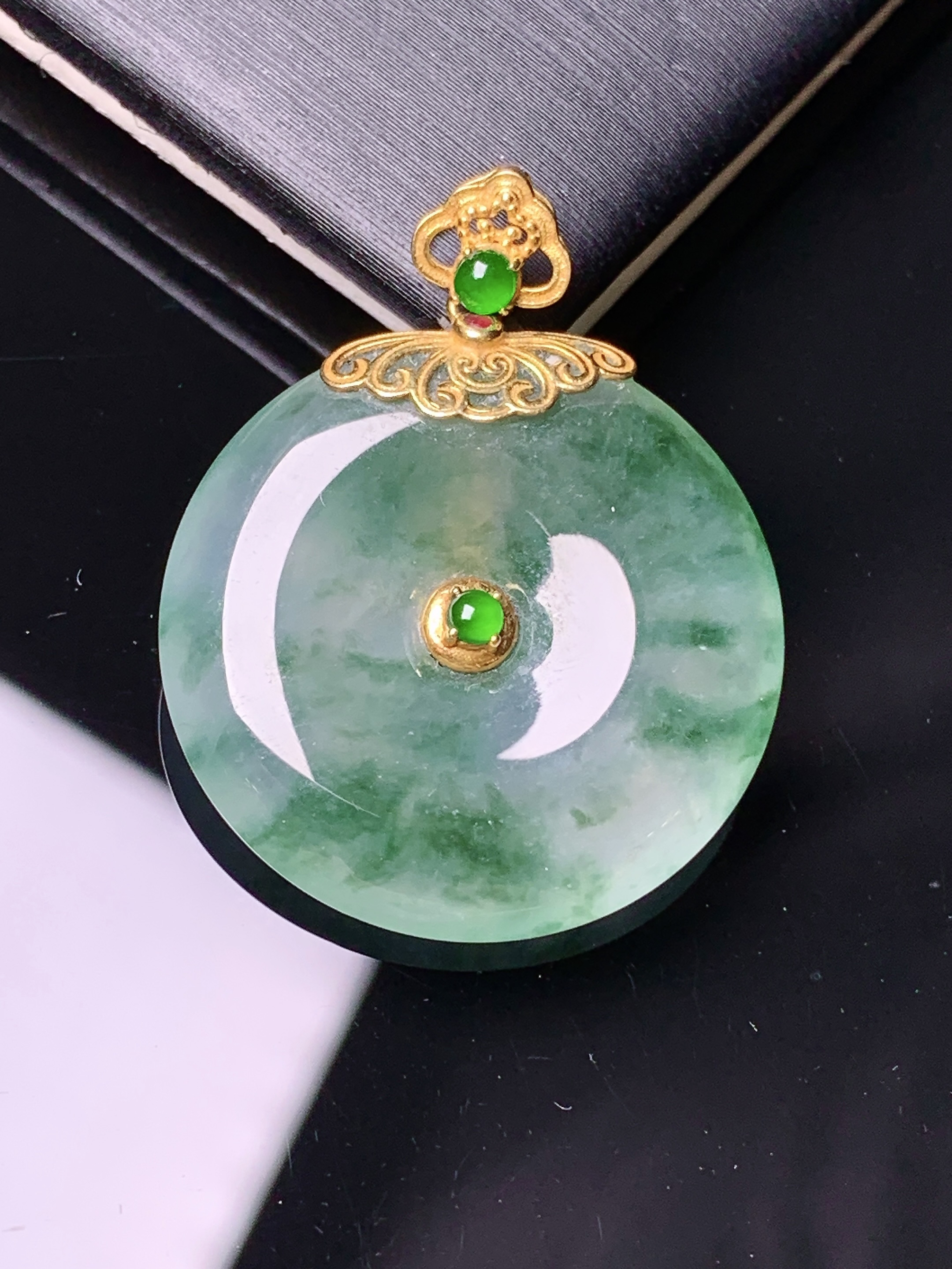 18k金镶嵌冰种飘绿平安扣吊坠 玉质细腻 色泽艳丽清新 水润亮眼 整体尺寸30*23.6*4.6*2x