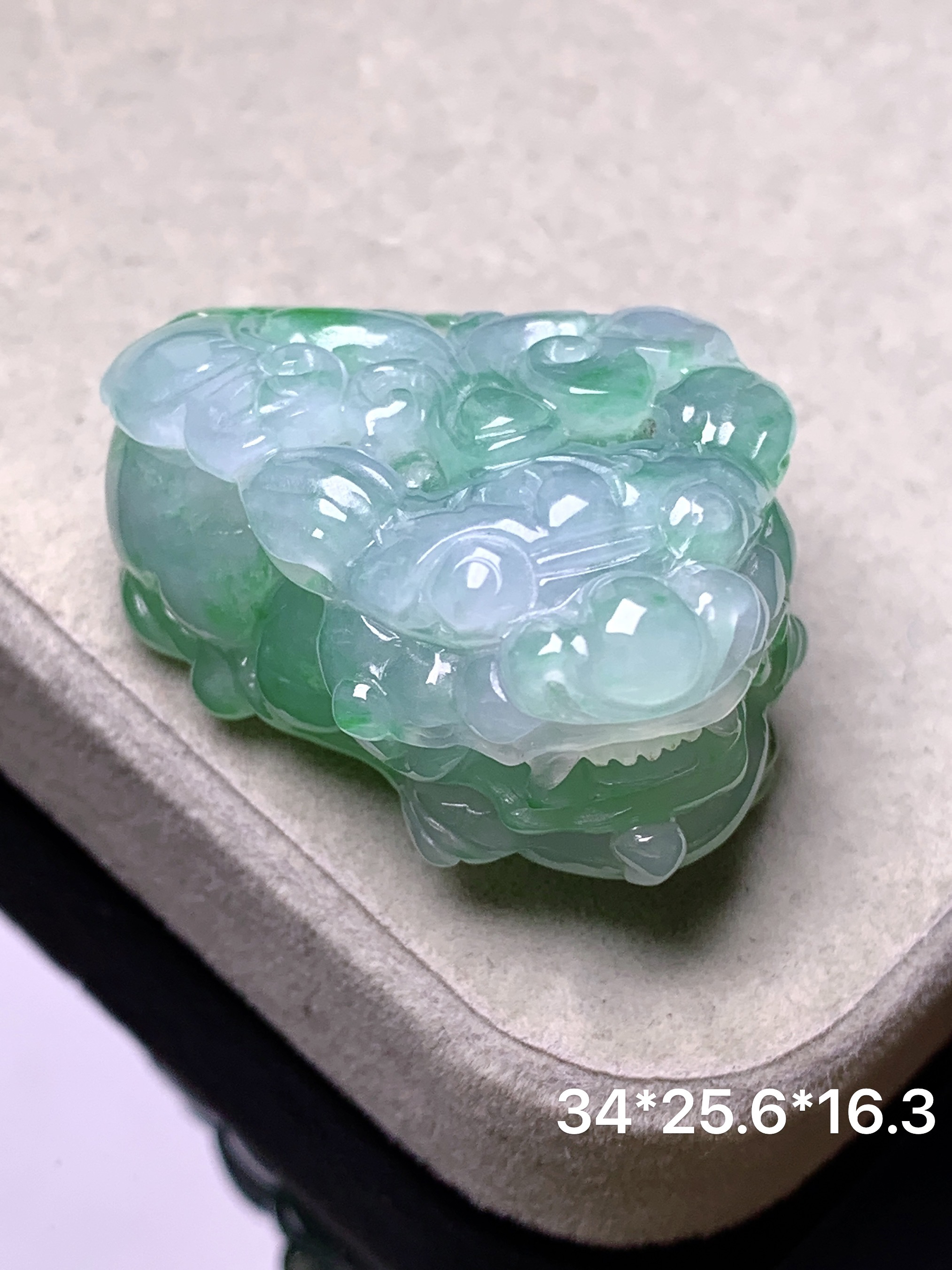 飘绿貔貅吊坠 玉质细腻 色泽艳丽清新 水润亮眼 整体尺寸34*25.6*16.3a2