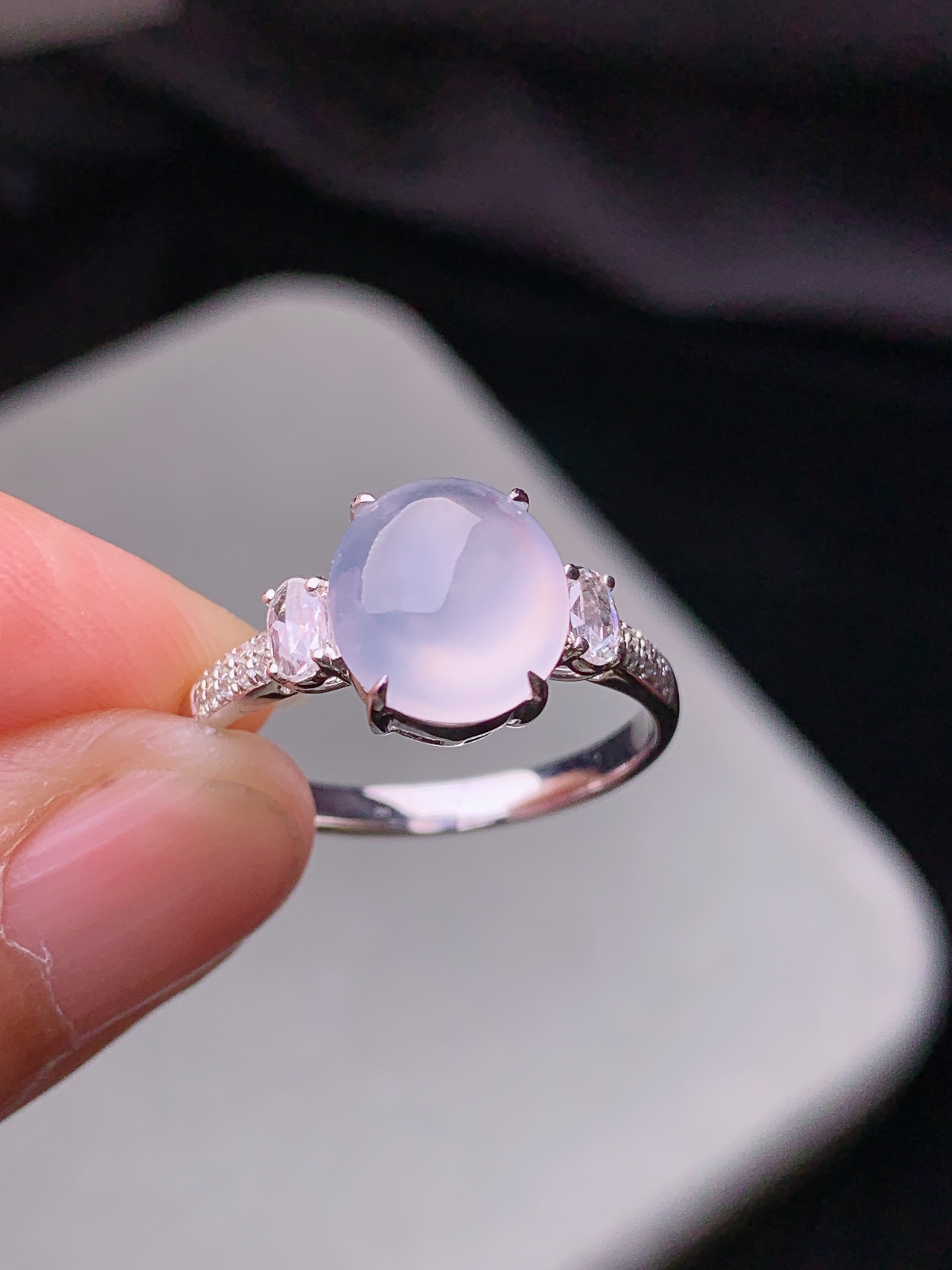 18k金钻镶嵌冰种蛋面戒指 玉质细腻 色泽艳丽清新 水润亮眼 圈口14 整体尺寸9*8*4.2g2