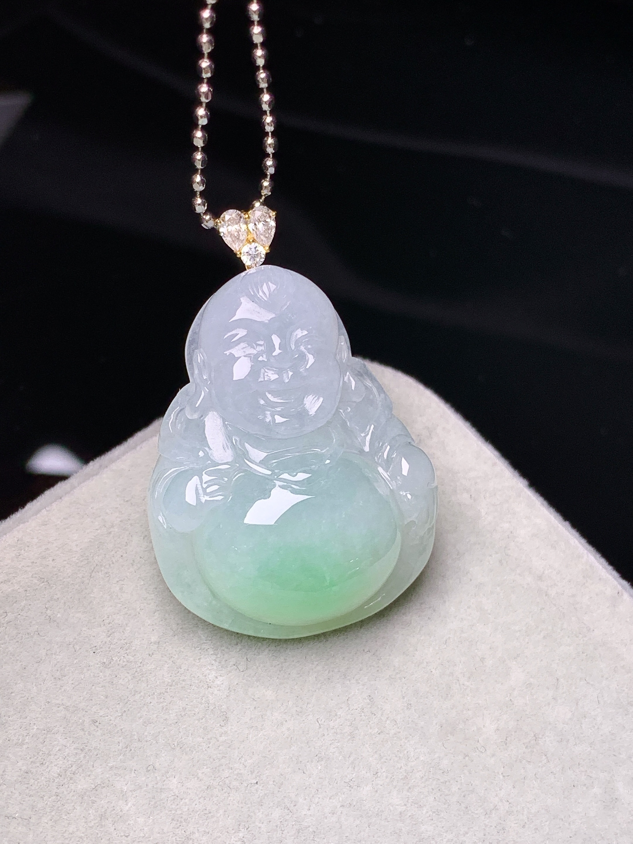 18k金莫桑钻镶嵌飘绿佛公吊坠 玉质细腻 色泽艳丽清新 水润亮眼 整体尺寸30.5*20.5*8.3e1