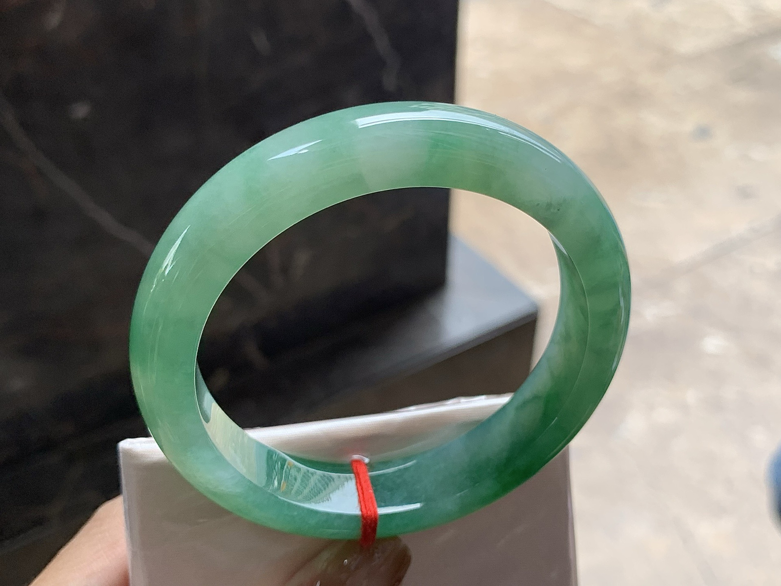 56.5-12.7-8.7
                              
带色手镯^_^ 颜色鲜艳 细腻