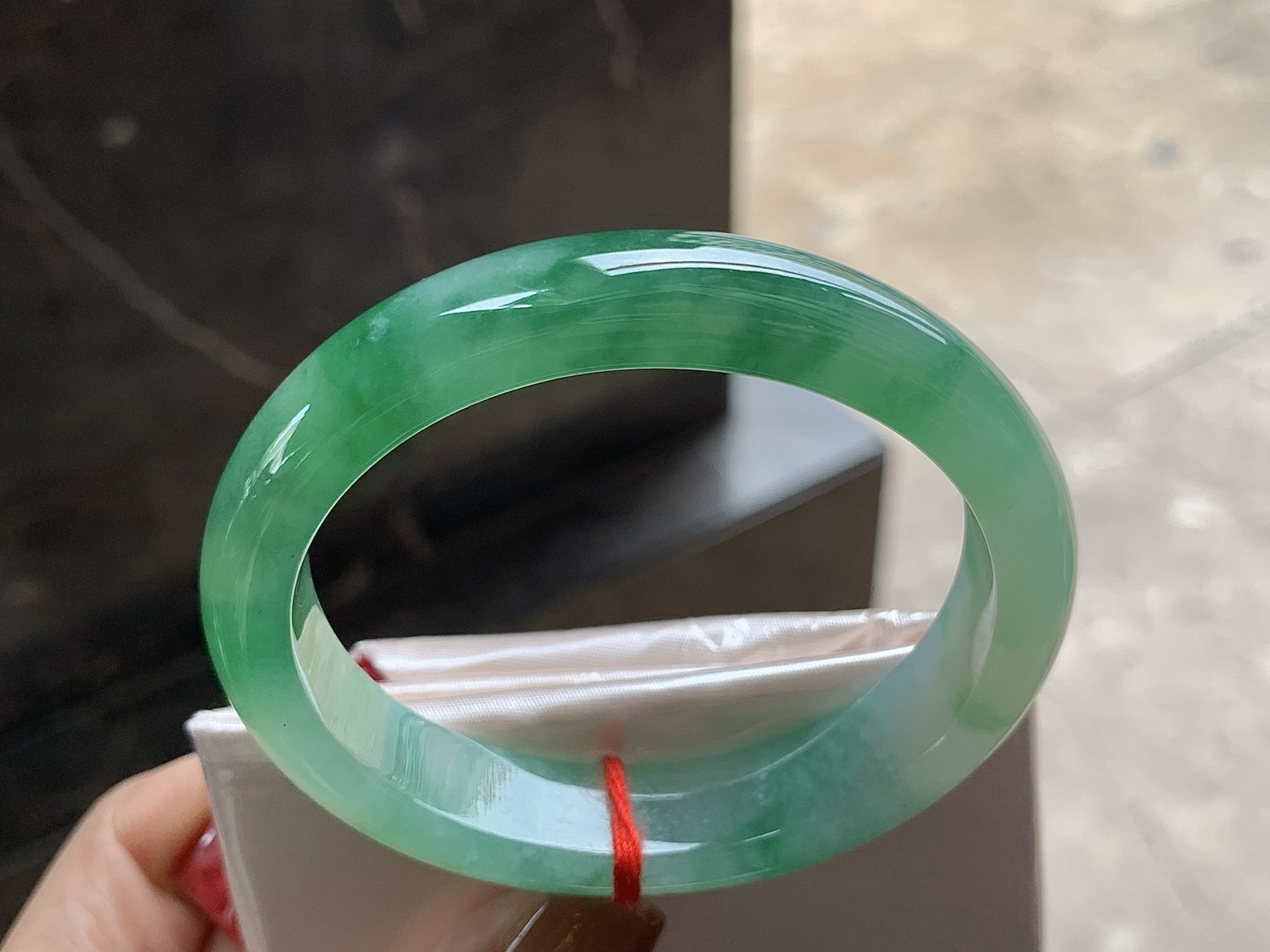 55-12.5-7.7

带色贵妃镯^_^正圈53可以带  颜色鲜艳浓郁 细腻的底子 种水好