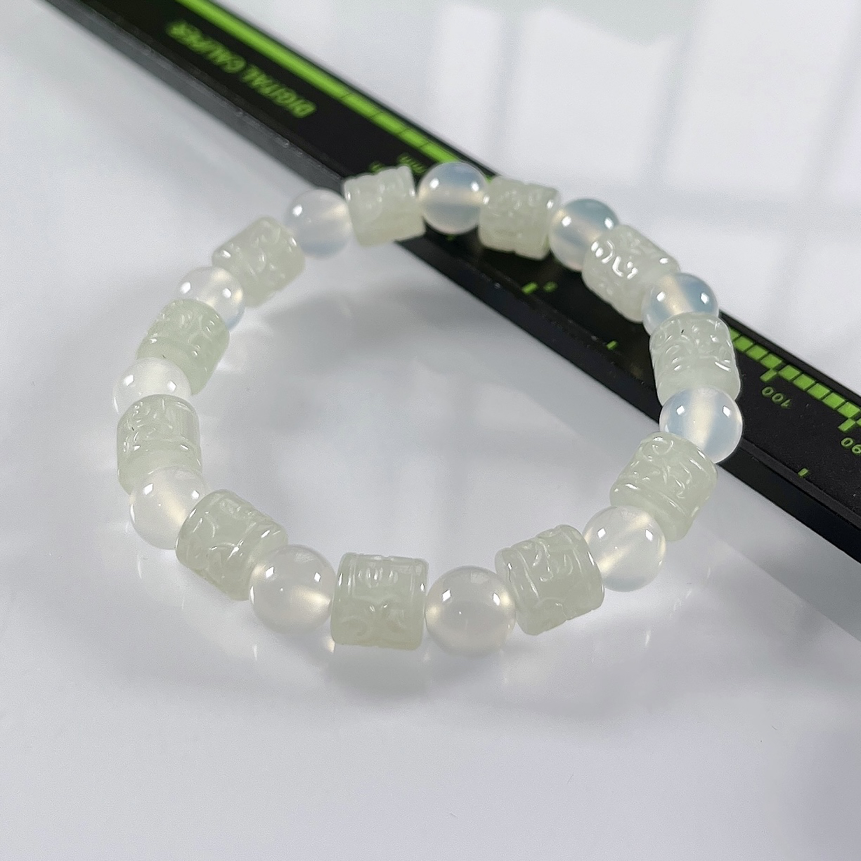 缅甸天然翡翠A货，冰种起胶六字箴言路路通手串手链，尺寸：取一7.8/8.2（直径）mm/11颗，重量22.32g，白珠为玛瑙材质。