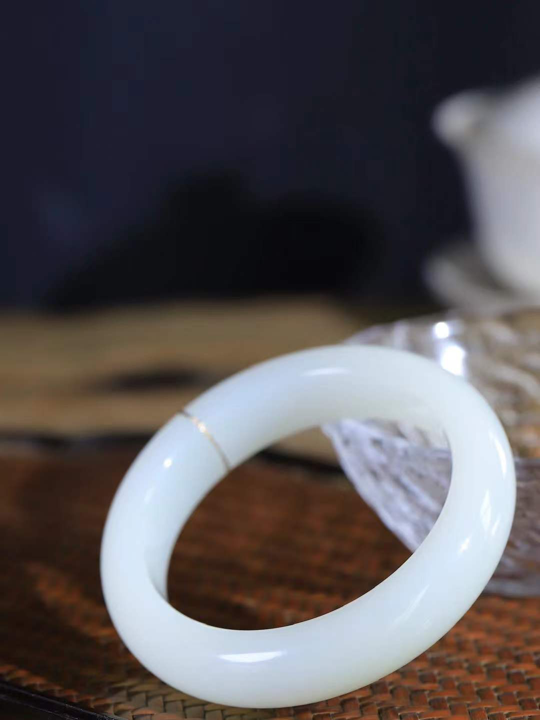 【腕间柔情.手镯】   

精品和田玉白玉手镯 玉质温润细腻 油性十足 古朴秀雅 轻抚岁月的栏杆软香