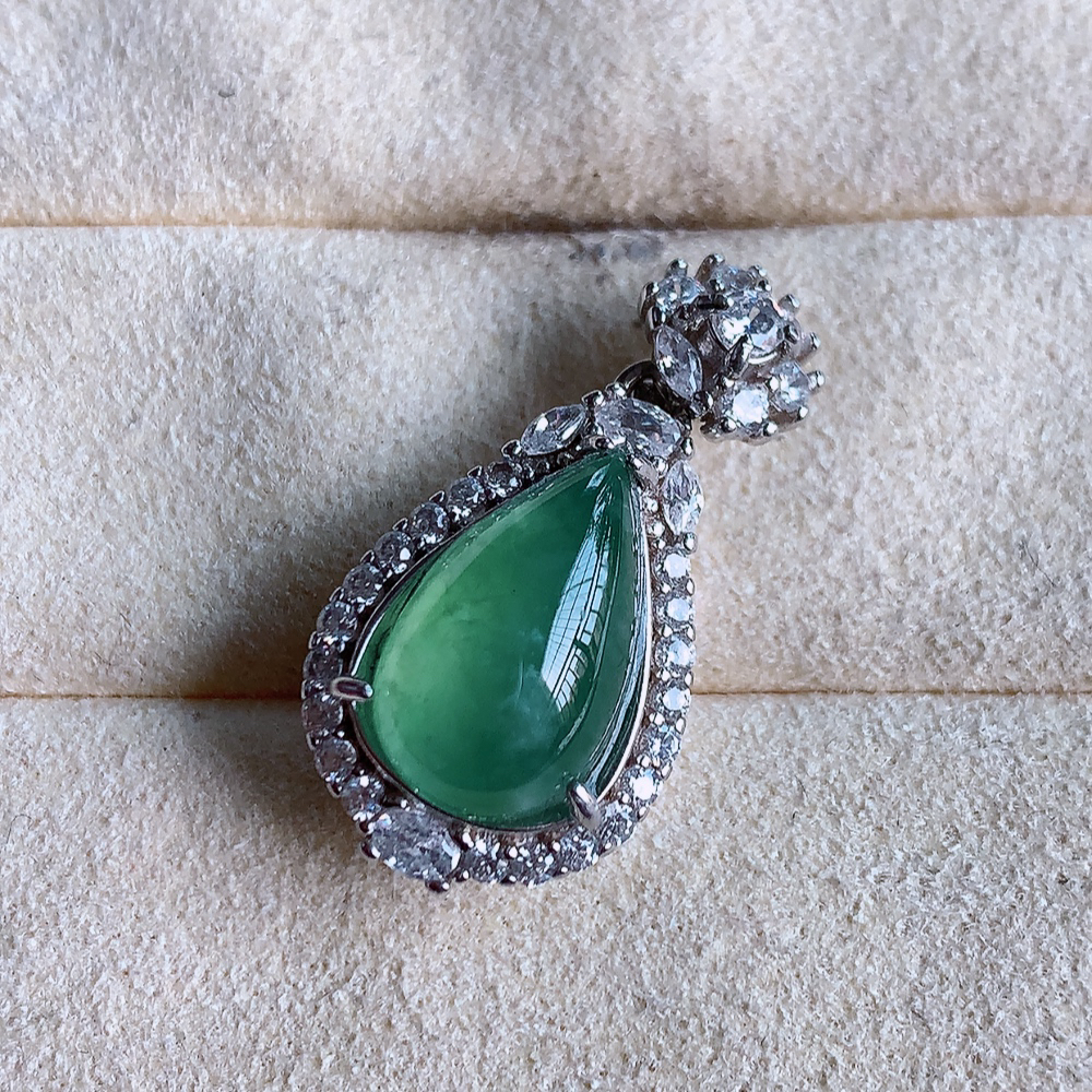 冰水滴翡翠吊坠，款式新颖时尚，日常百搭的款。925银镶嵌  满满的份量感，清新自然 上身效果优雅迷人！性价比超值  W357.31  整体尺寸：25.8-13.2-10mm   裸石尺寸：13.3-8mm