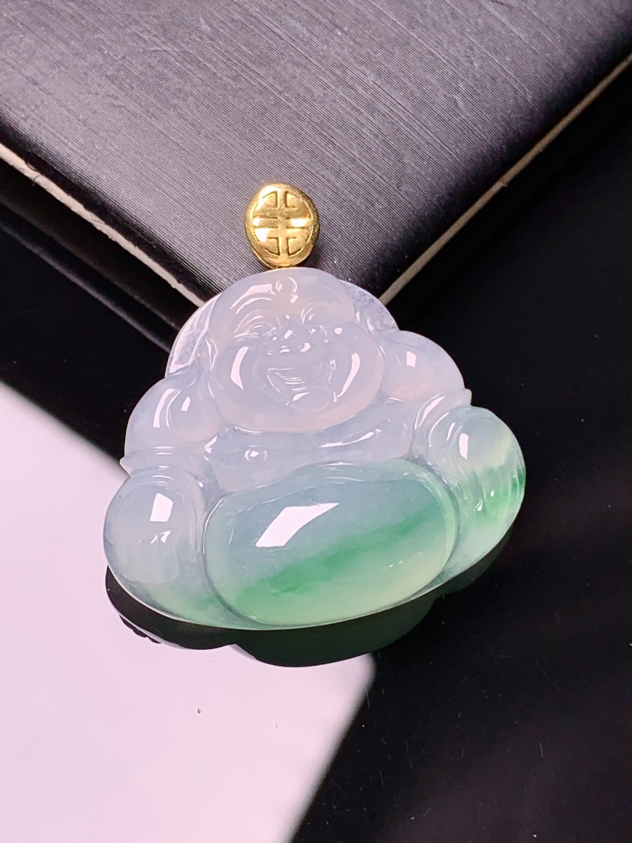 18k金镶嵌飘绿佛公吊坠 玉质细腻 色泽艳丽清新 水润亮眼 整体尺寸30.3*29.2*6.6m1