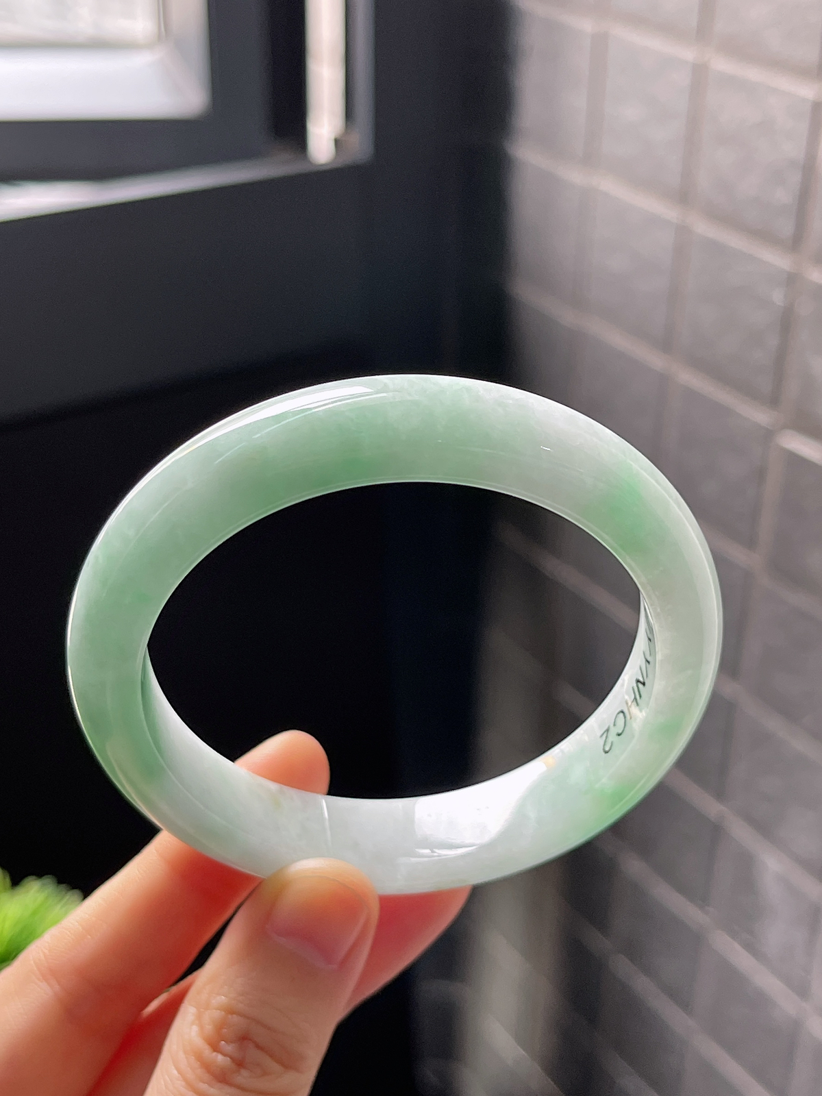 正圈57圈口，翡翠糯化种飘绿手镯