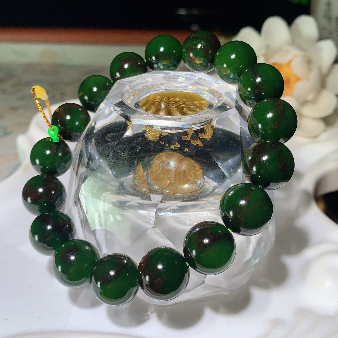 和田玉七号矿红皮料菠菜绿俄罗斯碧圆珠手串！单颗尺寸12！玉质细腻油润。手推出油。品相大气 lt260401