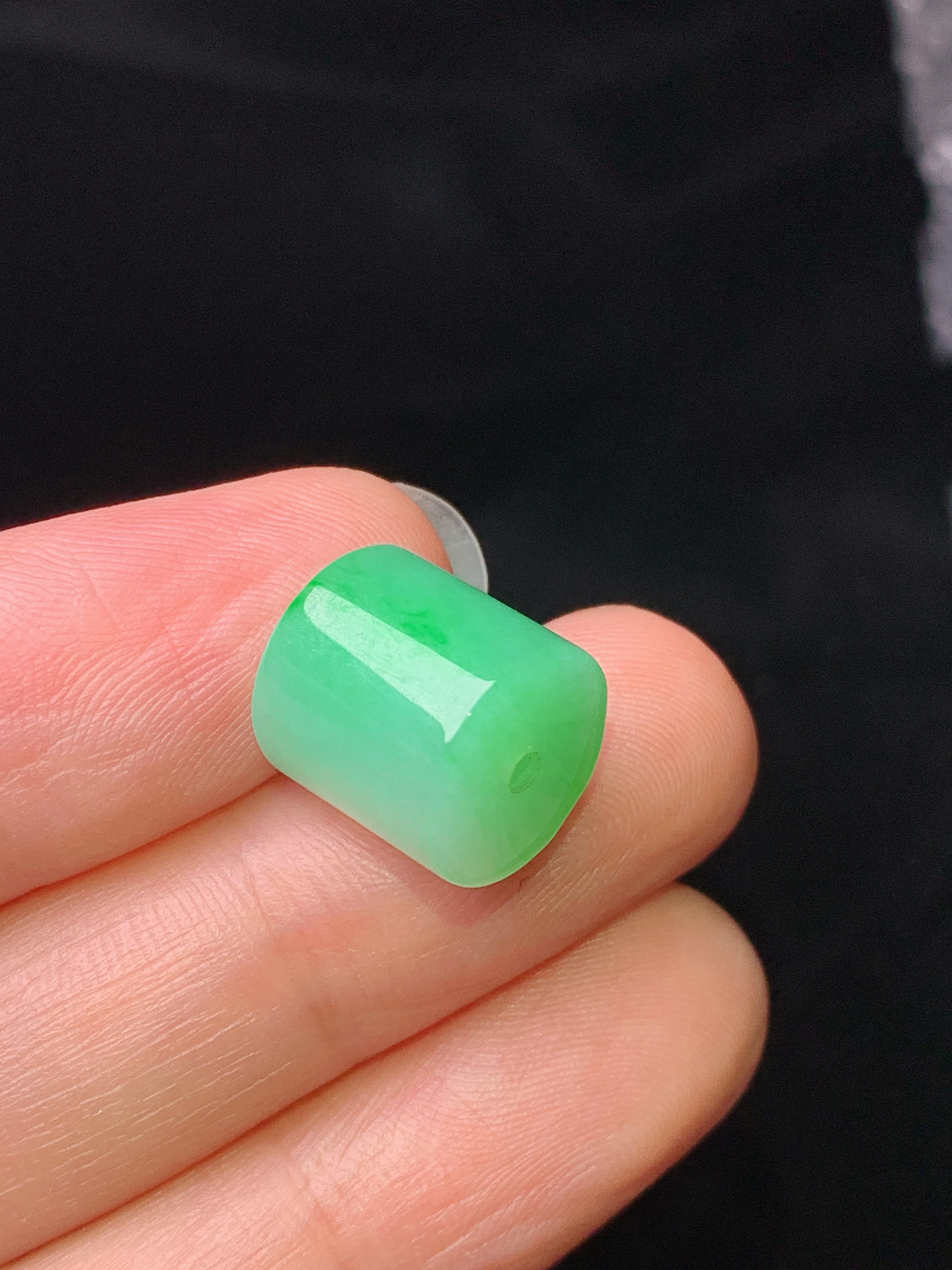 飘绿路路通吊坠 玉质细腻 色泽艳丽清新 水润亮眼 整体尺寸11*11*10.8z1