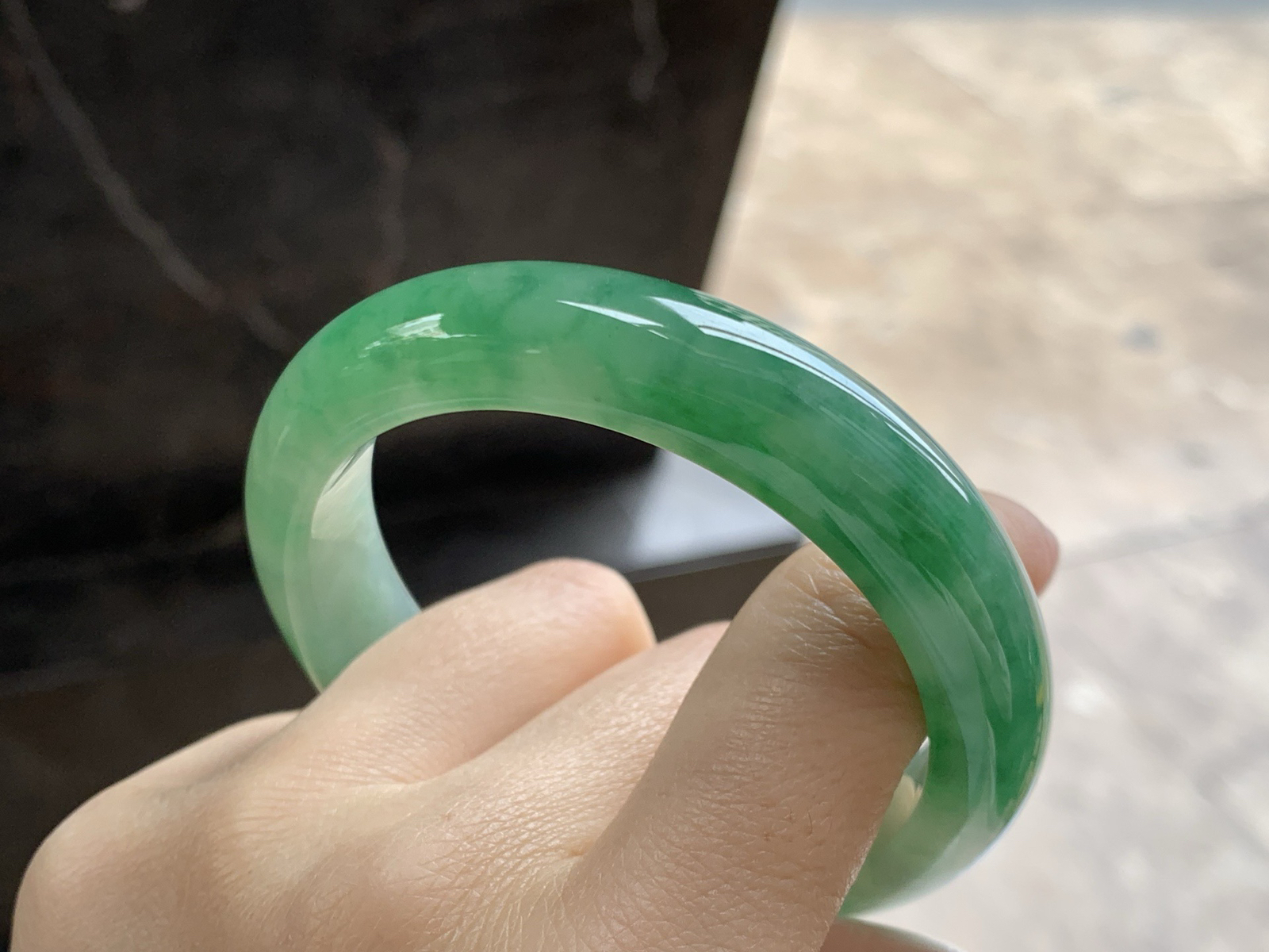 55.5-12.6-8.5

带色手镯^_^底子细腻 绿色浓郁