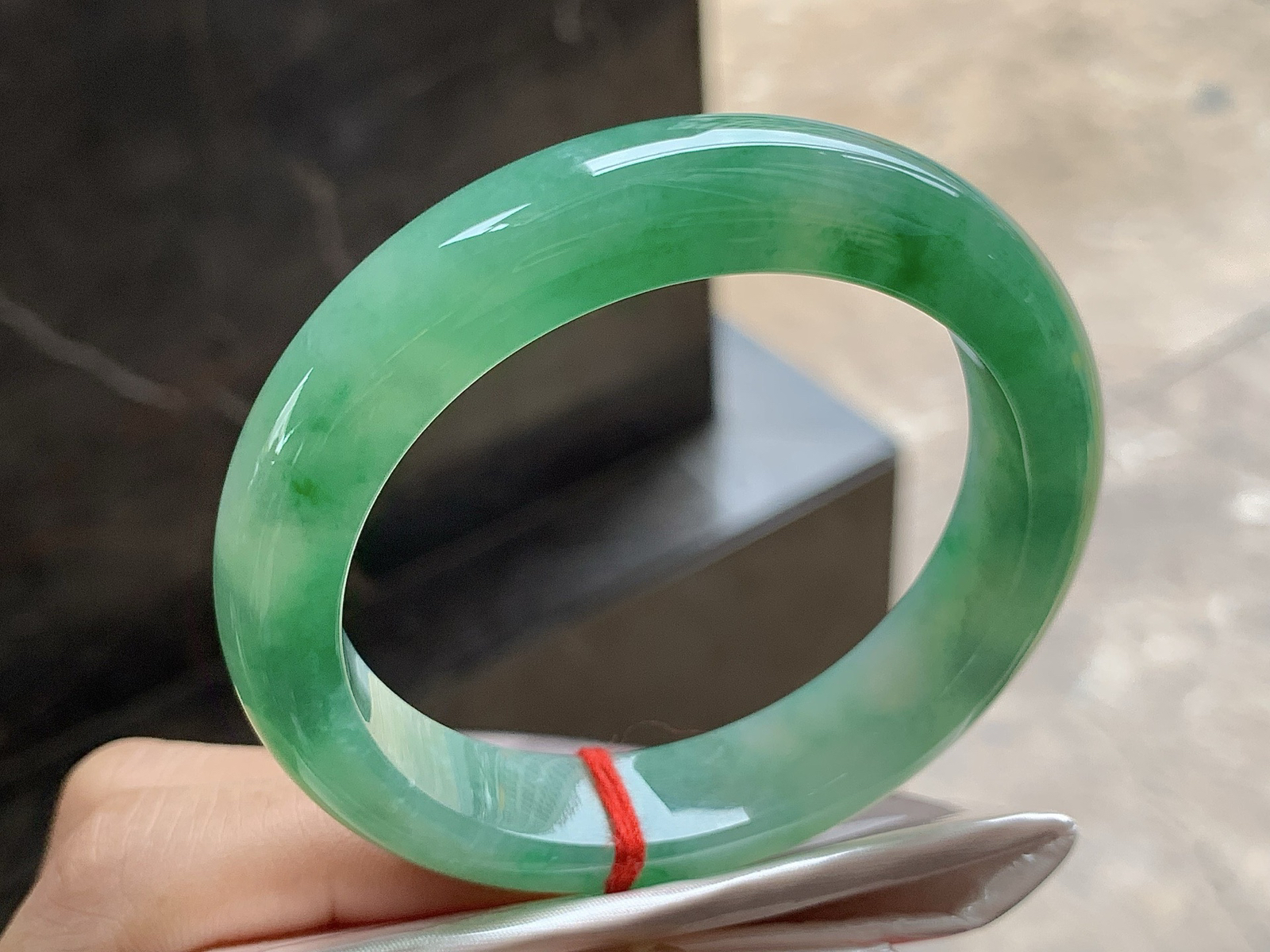 54.5-12.6-8.6

带色手镯^_^ 颜色浓郁～ 细腻清爽