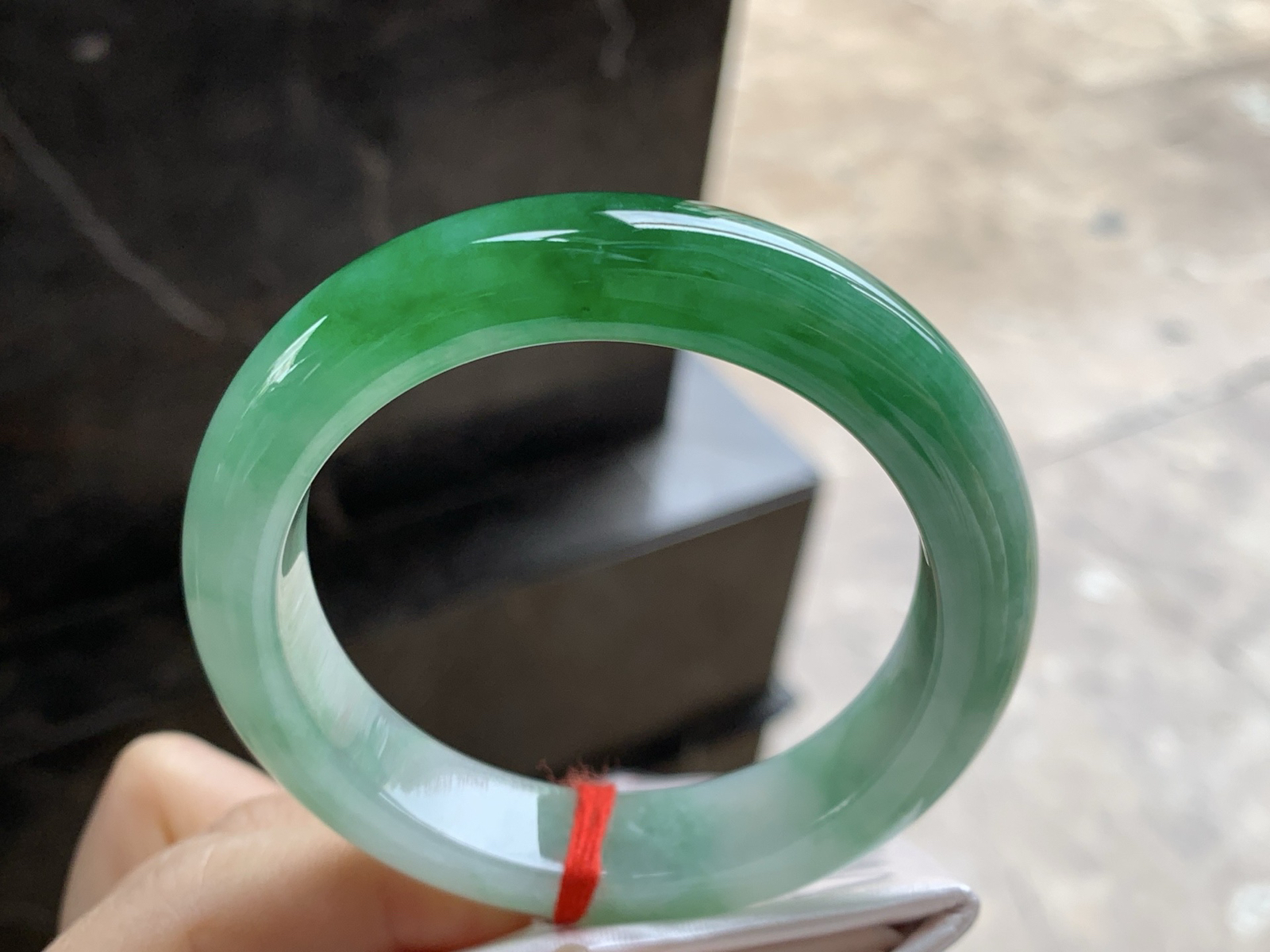 53-12.3-9

辣绿色手镯^_^底子细腻 绿色浓郁