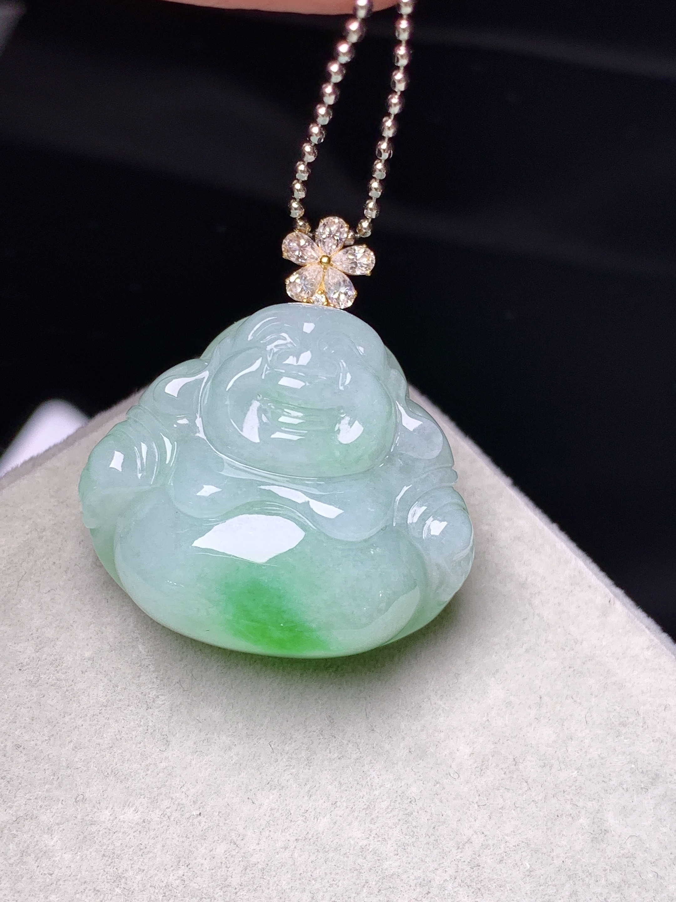 18k金莫桑钻镶嵌飘绿佛公吊坠 玉质细腻 色泽艳丽清新 水润亮眼 整体尺寸22.2*24.8*10.3e1