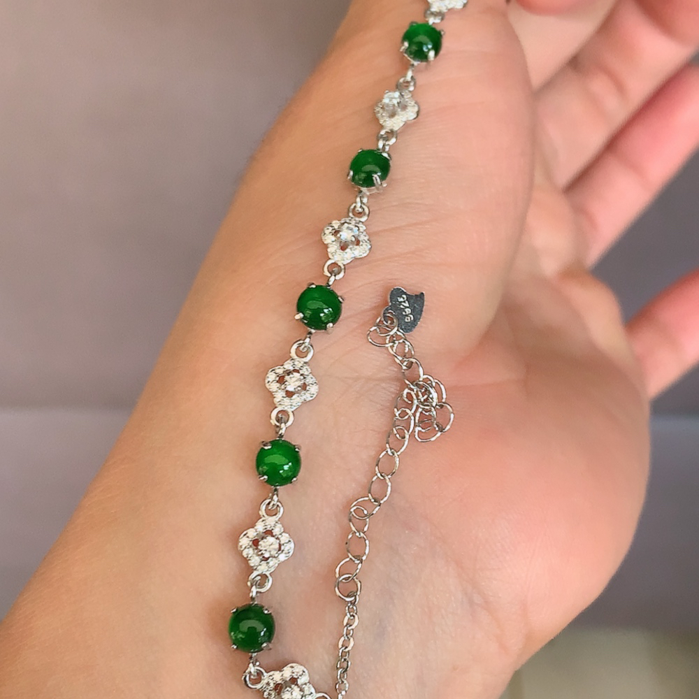 冰润满绿翡翠蛋面手链，水水润润，珠圆玉润，颜色鲜艳，妙明清净，清秀高雅，佩戴效果优雅迷人！性价比超值 W502.31  取一尺寸：5-3.8mm    裸石尺寸：5mm