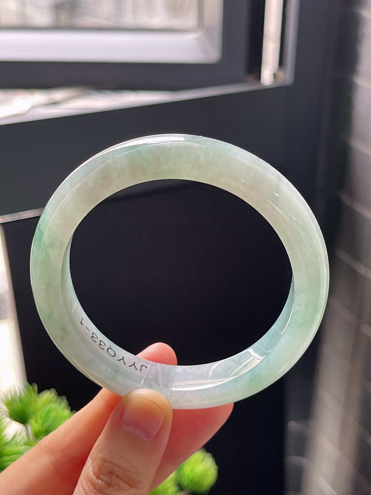 正圈57.6圈口，翡翠冰糯种飘绿手镯