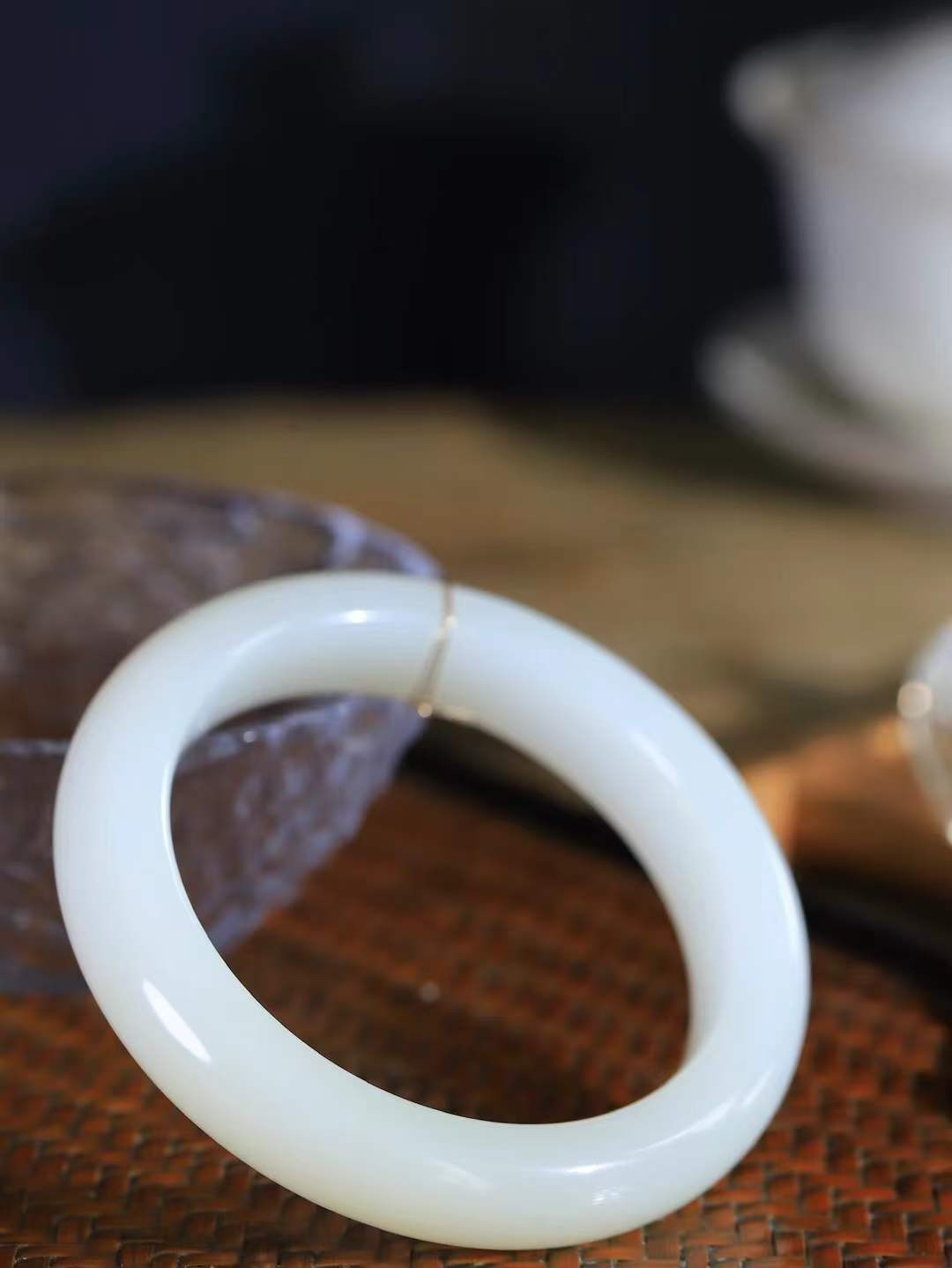 （一见倾心.手镯）

精品和田玉双色手镯，玉质温润细腻 油性十足 手感舒适，高华雅逸，线条流畅，简约大气，美自天成，素雅高贵。佩戴于腕间，婉约之美，举手投足间透出那低调奢华。重61.3克  尺寸55.5-12.5-9.7mm  56372836A