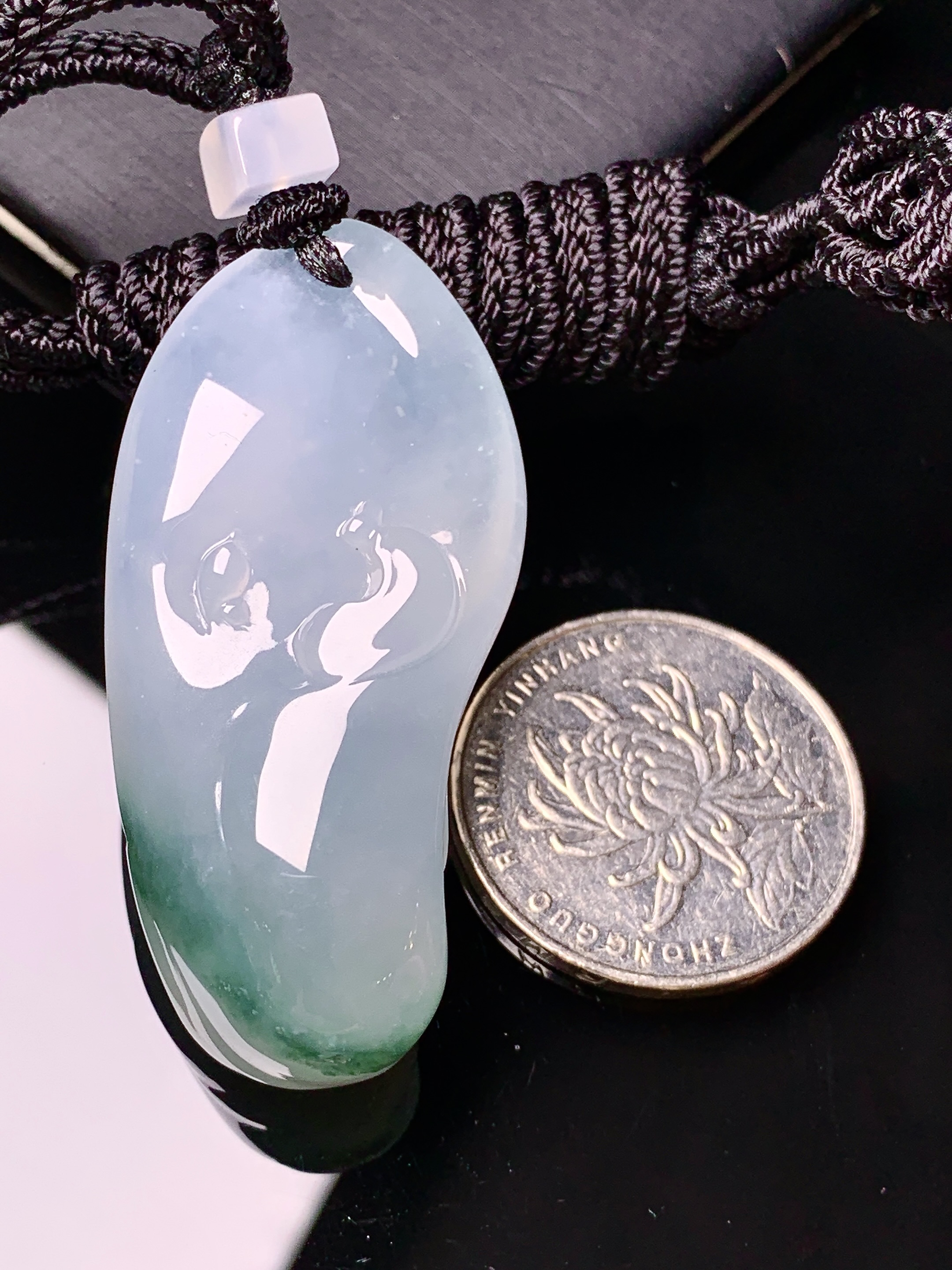 飘绿悟道牌吊坠 玉质细腻 色泽艳丽清新 水润亮眼 整体尺寸48.6*23*13.5L1