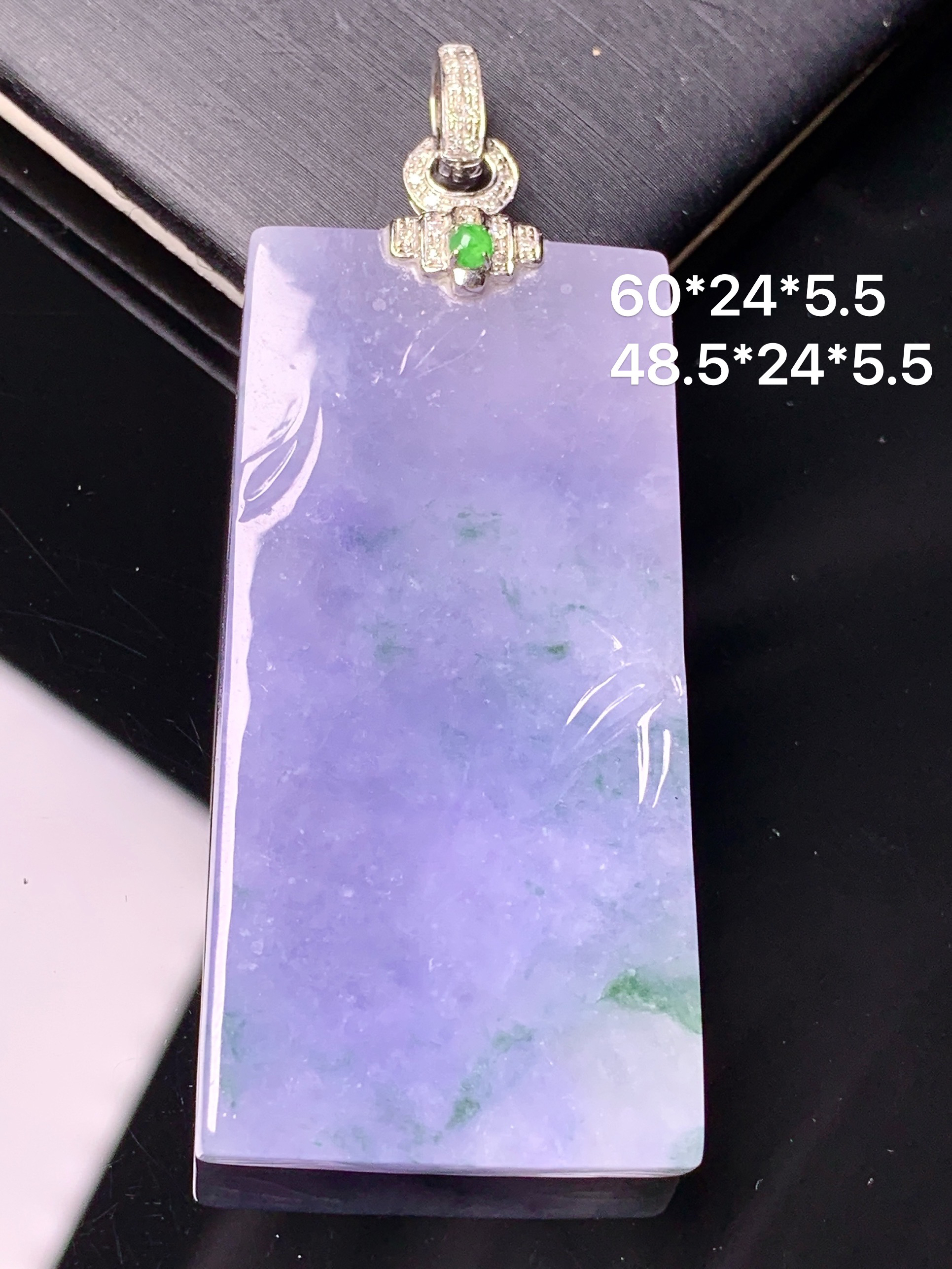 18k金钻镶嵌紫罗兰飘花无事牌吊坠 玉质细腻 色泽艳丽清新 水润亮眼 整体尺寸60*24*5.5b1