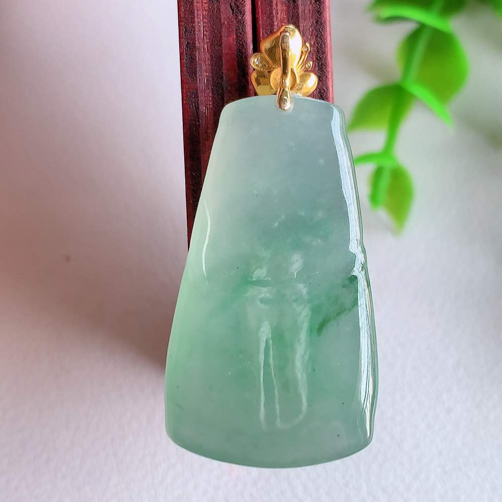 18k金扣冰润竹节翡翠吊坠，寓意“节节高升，官运亨通，前程似锦”竹节比喻美好品德，君子比德于玉，清秀高雅  W01.31  尺寸：32.5-18.6-6.8mm