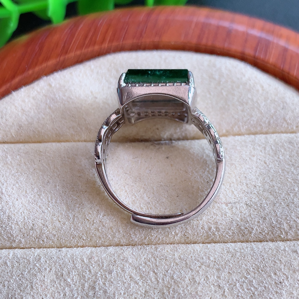 冰满绿精美方形翡翠戒指  玉质细腻  冰清玉润  飘花灵动  颜色漂亮  W502.31  内径尺寸：17-11.5-5mm  裸石尺寸：11.6-9mm