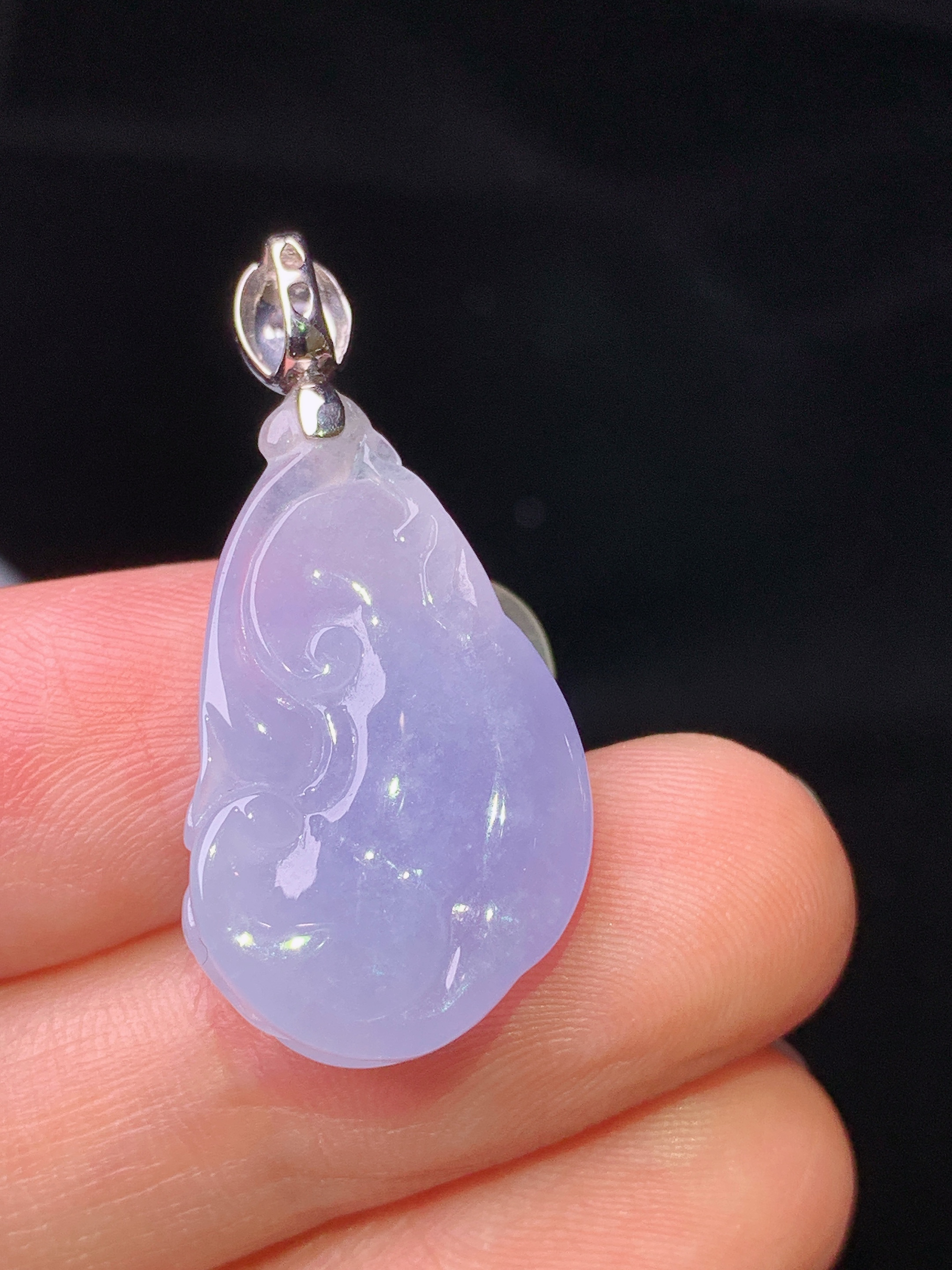 18k金镶嵌紫罗兰如意吊坠 玉质细腻 色泽艳丽清新 水润亮眼 整体尺寸31.6*15*5.3b1