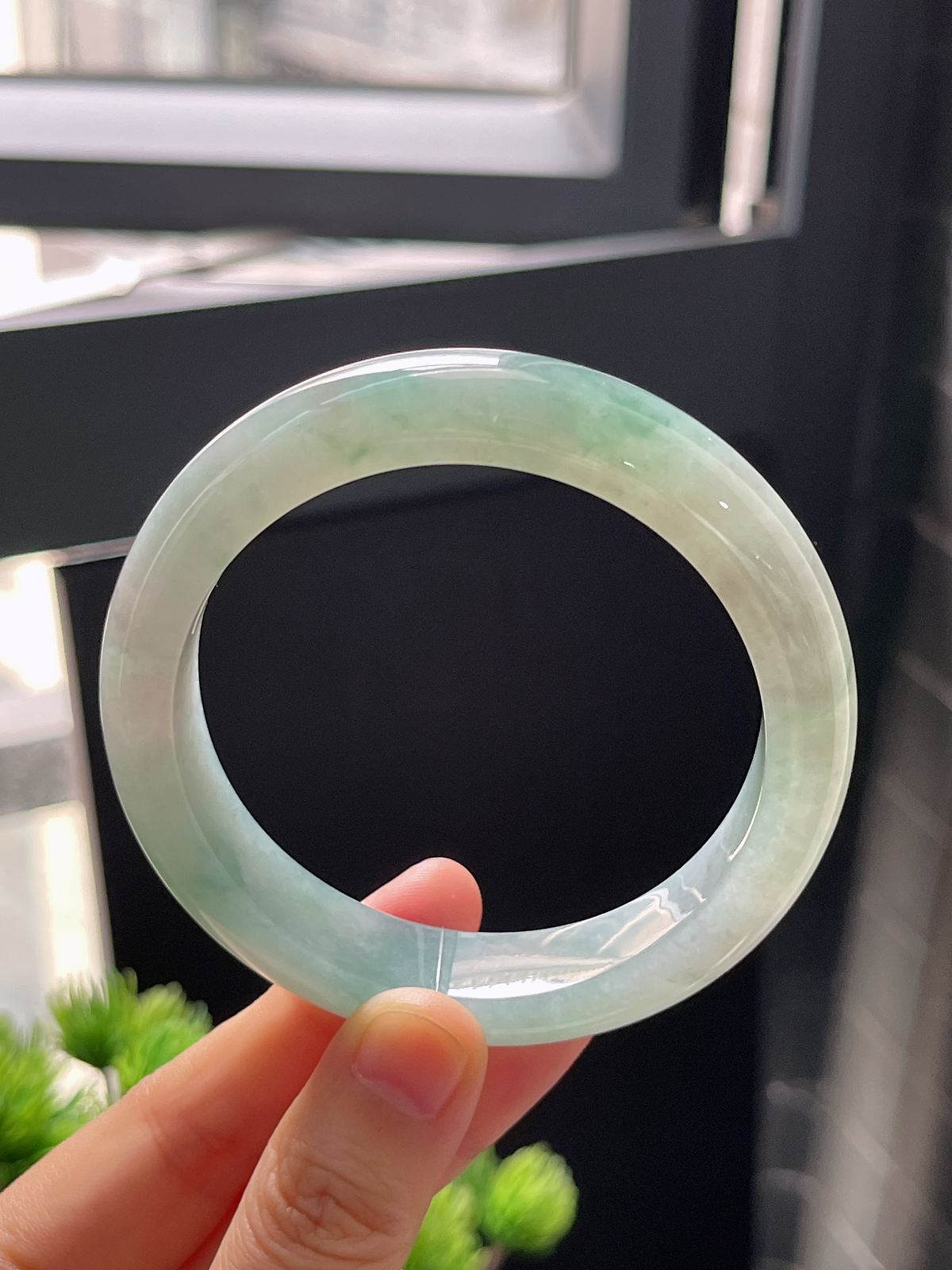 正圈57.6圈口，翡翠冰糯种飘绿手镯