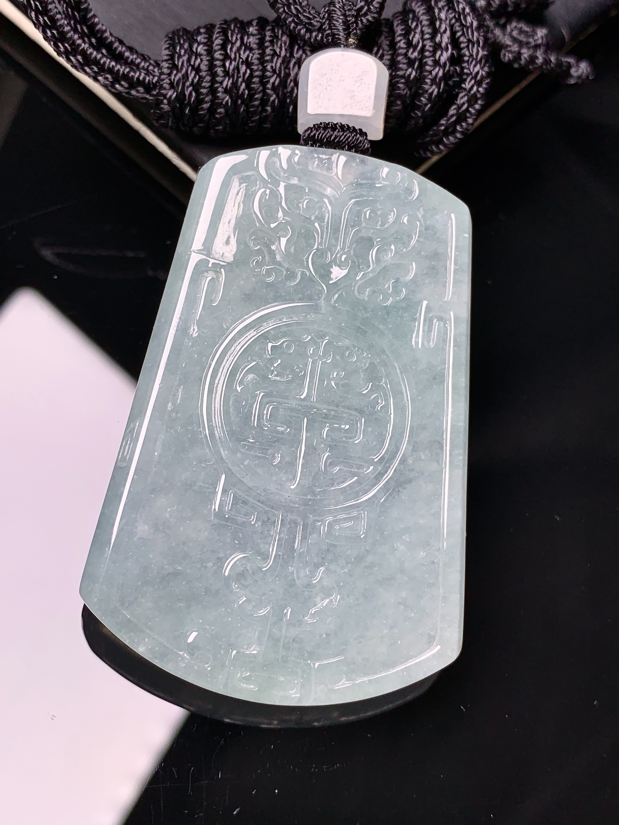 冰种雕花牌吊坠 玉质细腻 色泽艳丽清新 水润亮眼 整体尺寸51.3*35*5.5L1