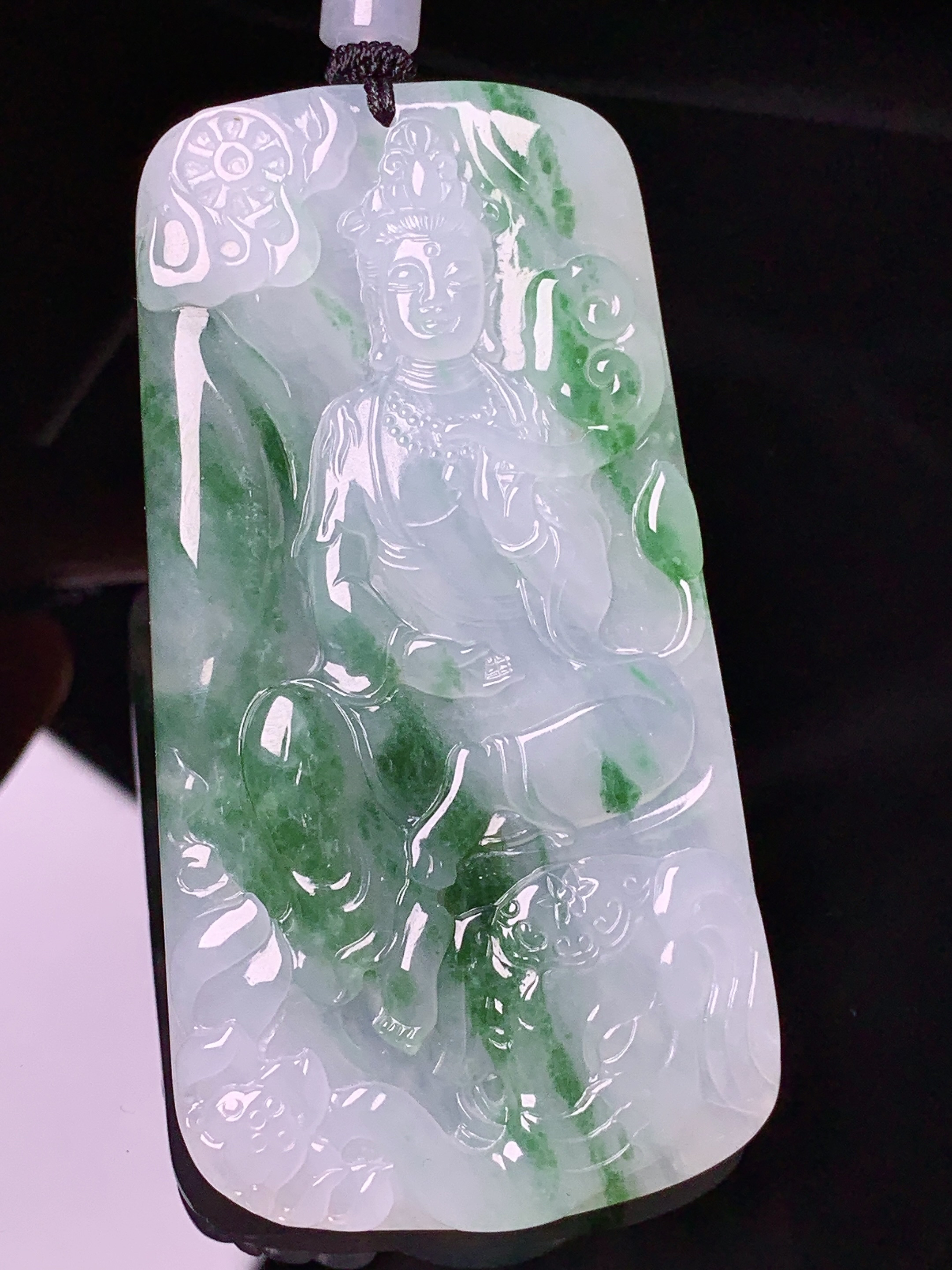 飘绿普贤观音菩萨吊坠 玉质细腻 色泽艳丽清新 水润亮眼 整体尺寸72.8*37.8*6x1
